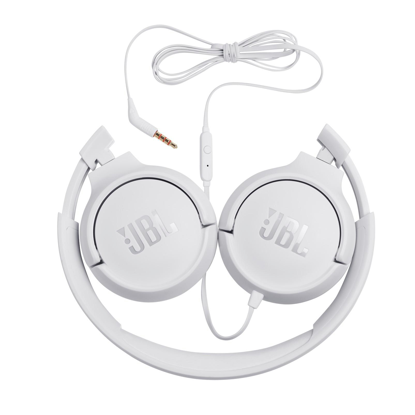 Weiße JBL-Kopfhörer auf weißem Hintergrund. Die Kopfhörer sind zusammengeklappt. Ein weißes Kabel und eine Steuertaste sind sichtbar.