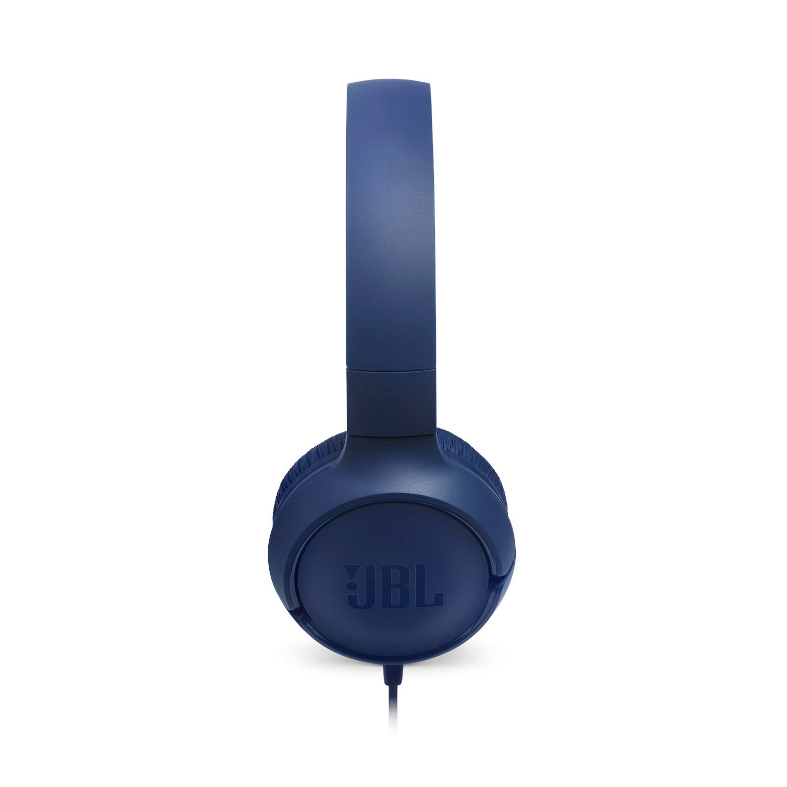 Ein marineblauer JBL-Kopfhörer ist vor einem weißen Hintergrund zentriert. Das Kabel hängt herunter.