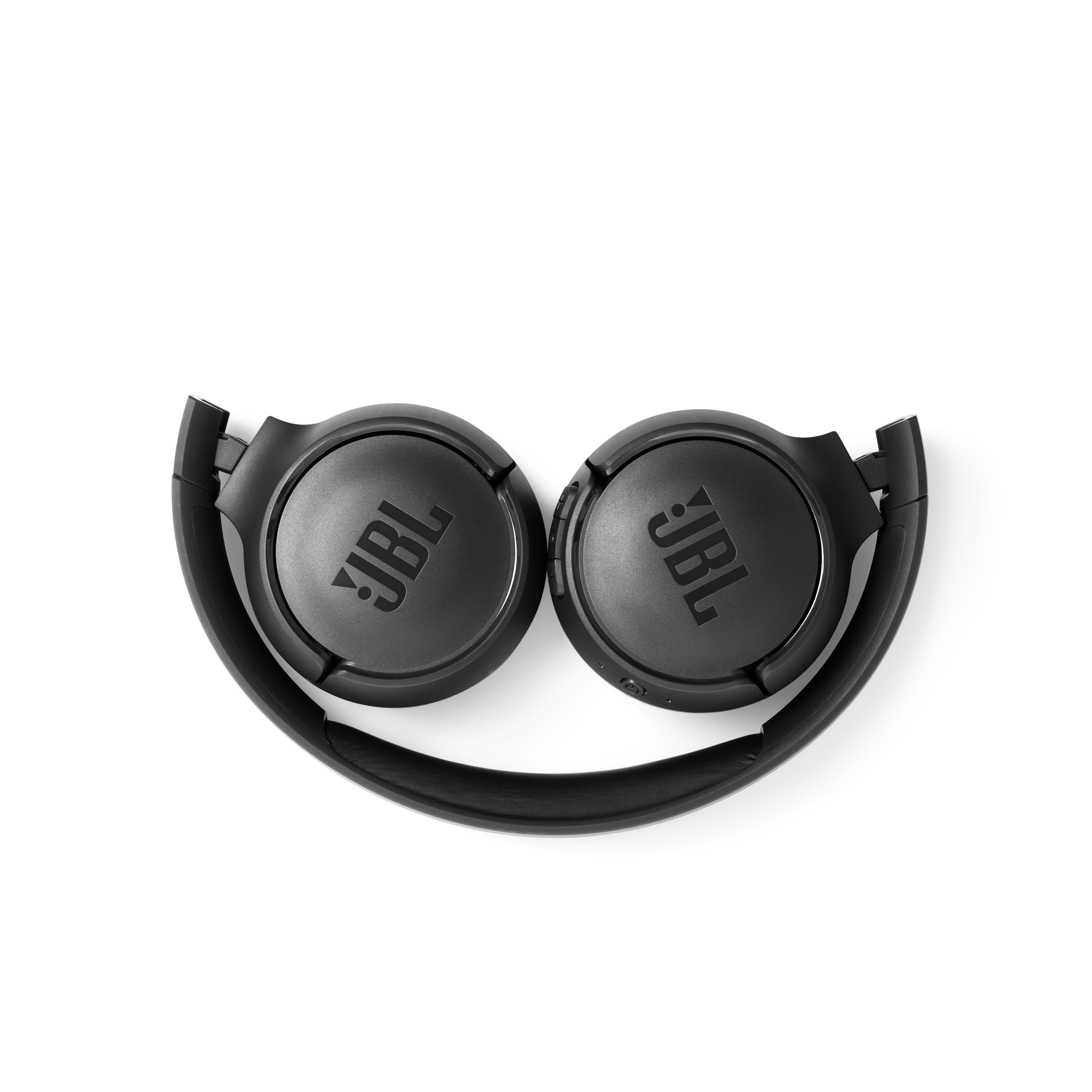 Schwarze JBL-Kopfhörer, zusammengeklappt auf weißem Hintergrund, mit JBL-Logo auf jeder Ohrmuschel.