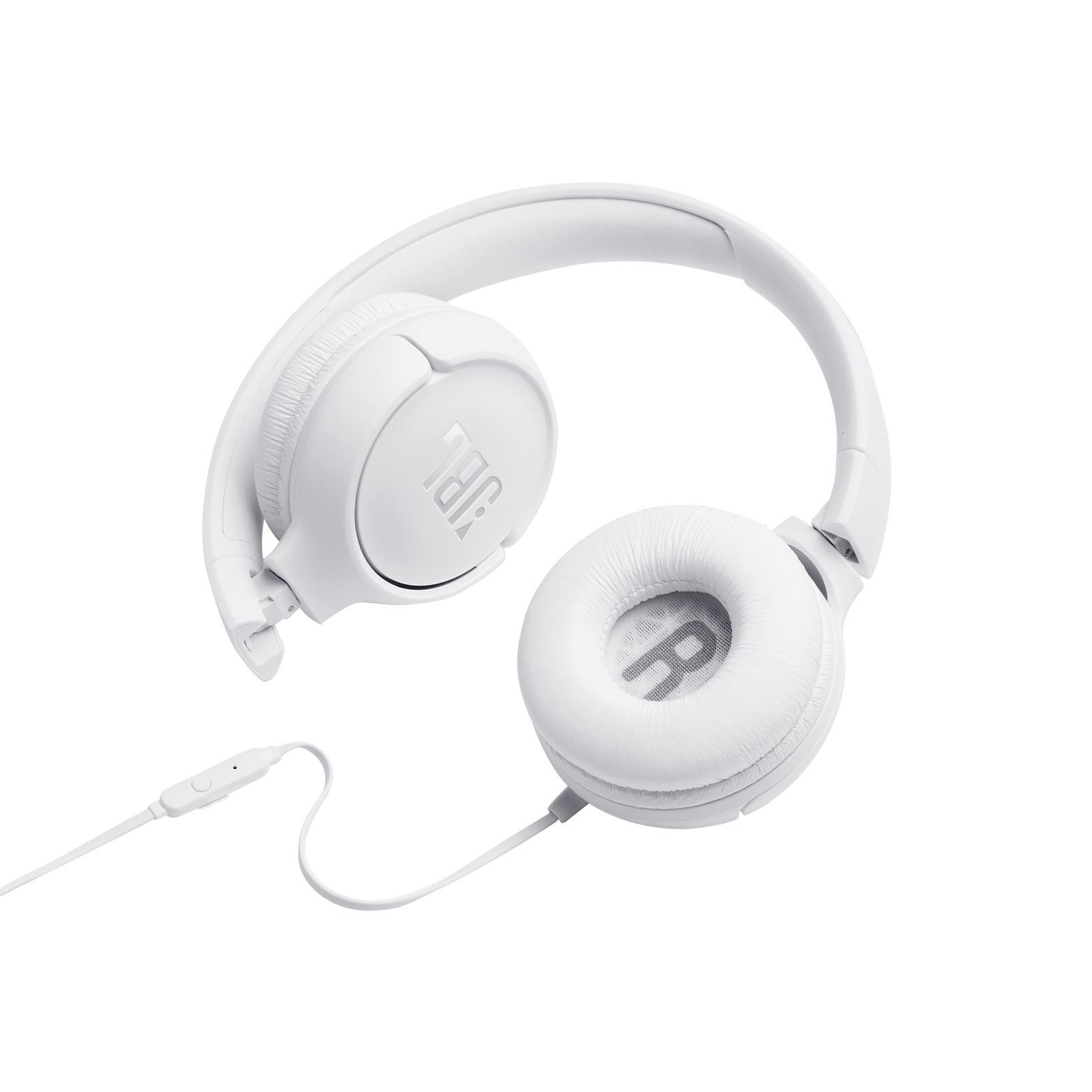 Weiße JBL-Kopfhörer, gefaltet, mit Kabel und Fernbedienung. Die Ohrmuscheln haben ein 'R' und das JBL-Logo.
