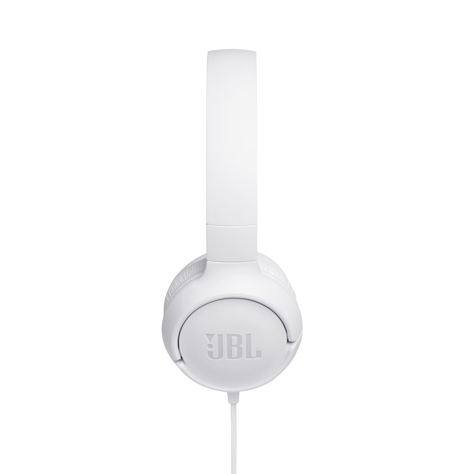 Weiße JBL-Kopfhörer auf weißem Hintergrund. Die Kopfhörer sind zentriert und zeigen das Markenlogo und das Kabel.
