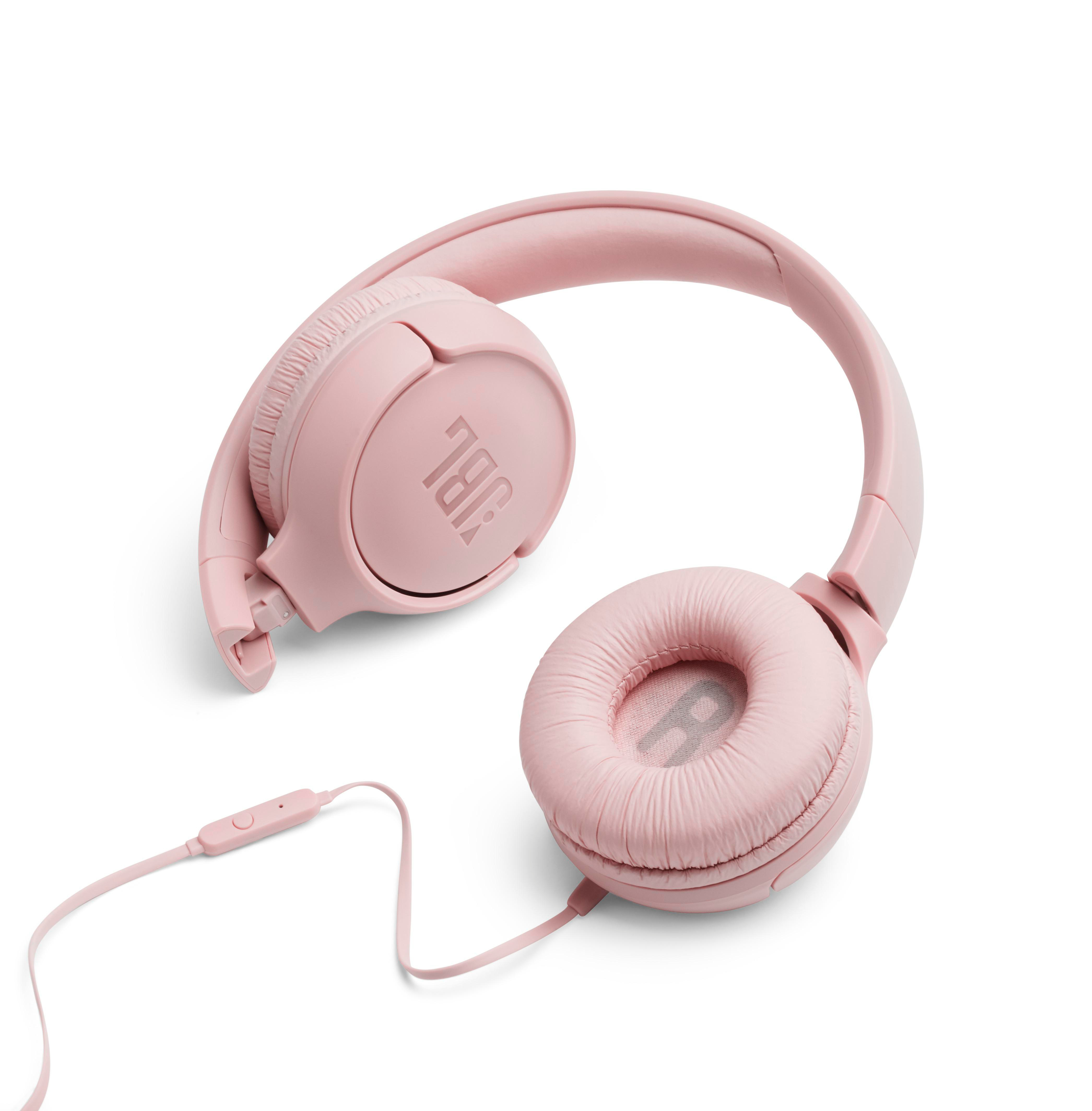 Rosafarbene JBL-Kopfhörer auf weißem Hintergrund. Die Kopfhörer sind zusammengeklappt und haben ein Kabel.
