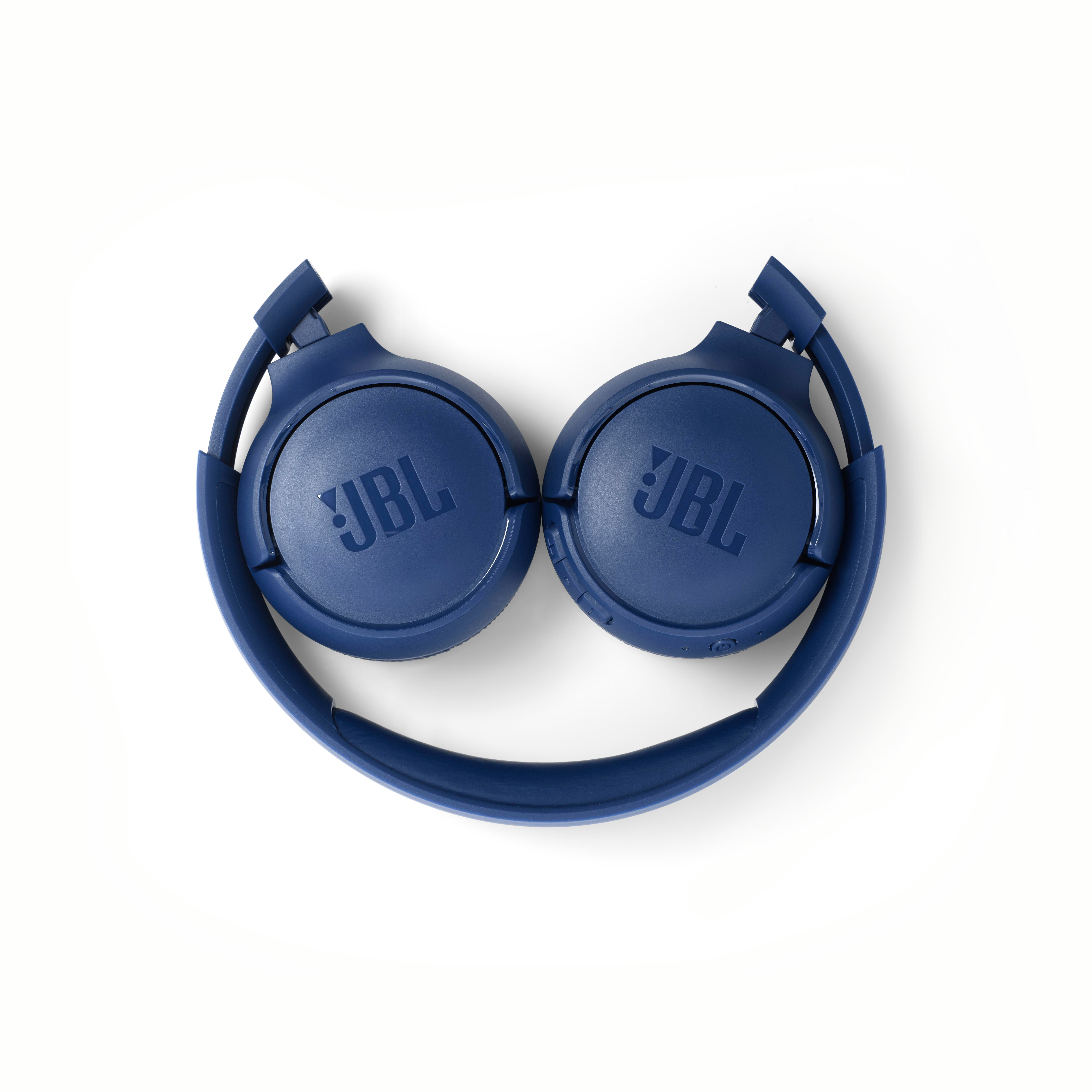 Gefaltete marineblaue JBL-Kopfhörer auf weißem Hintergrund. Das JBL-Logo ist sichtbar.