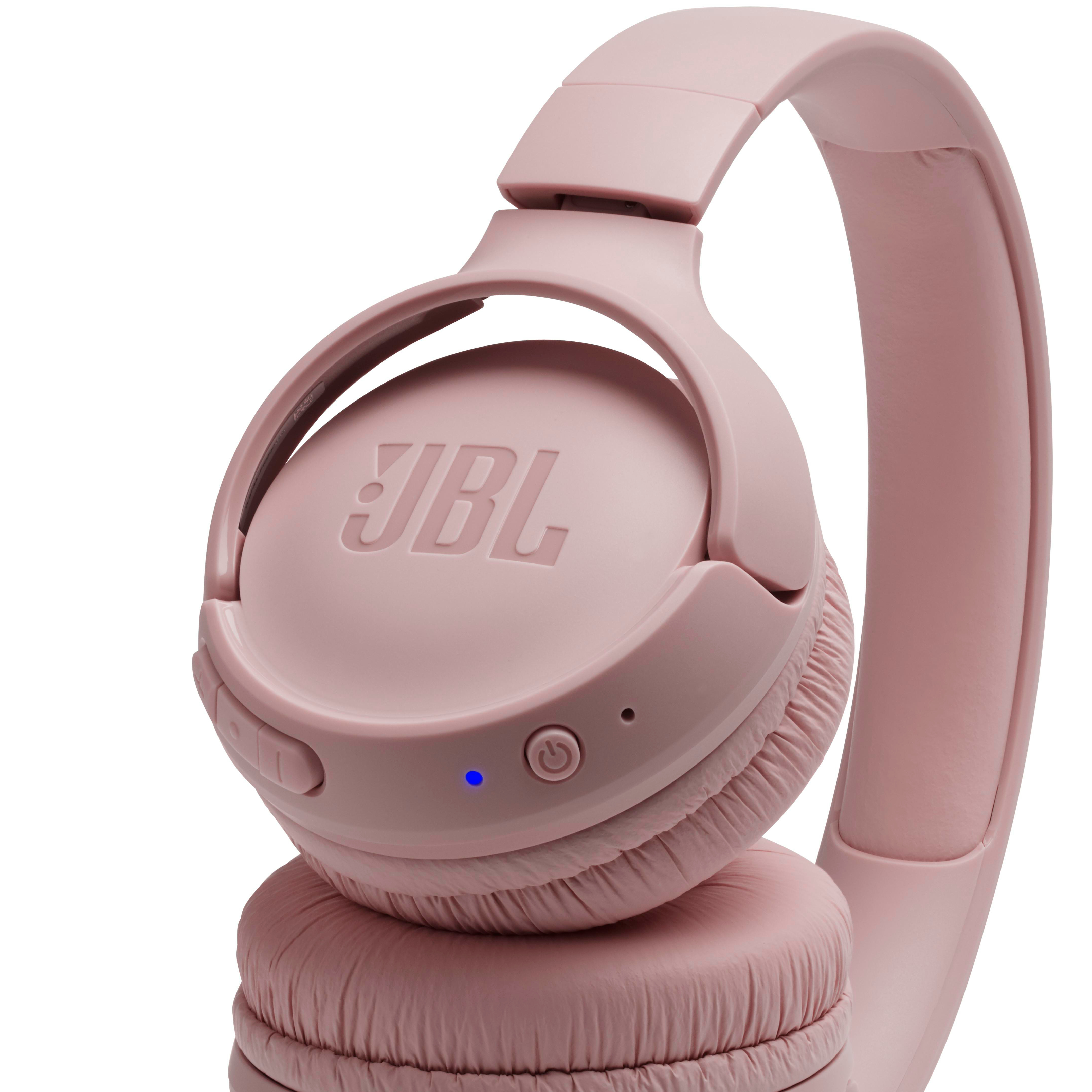 Ein rosa JBL-Kopfhörer auf weißem Hintergrund. Die Ohrmuscheln und der Kopfbügel sind sichtbar.