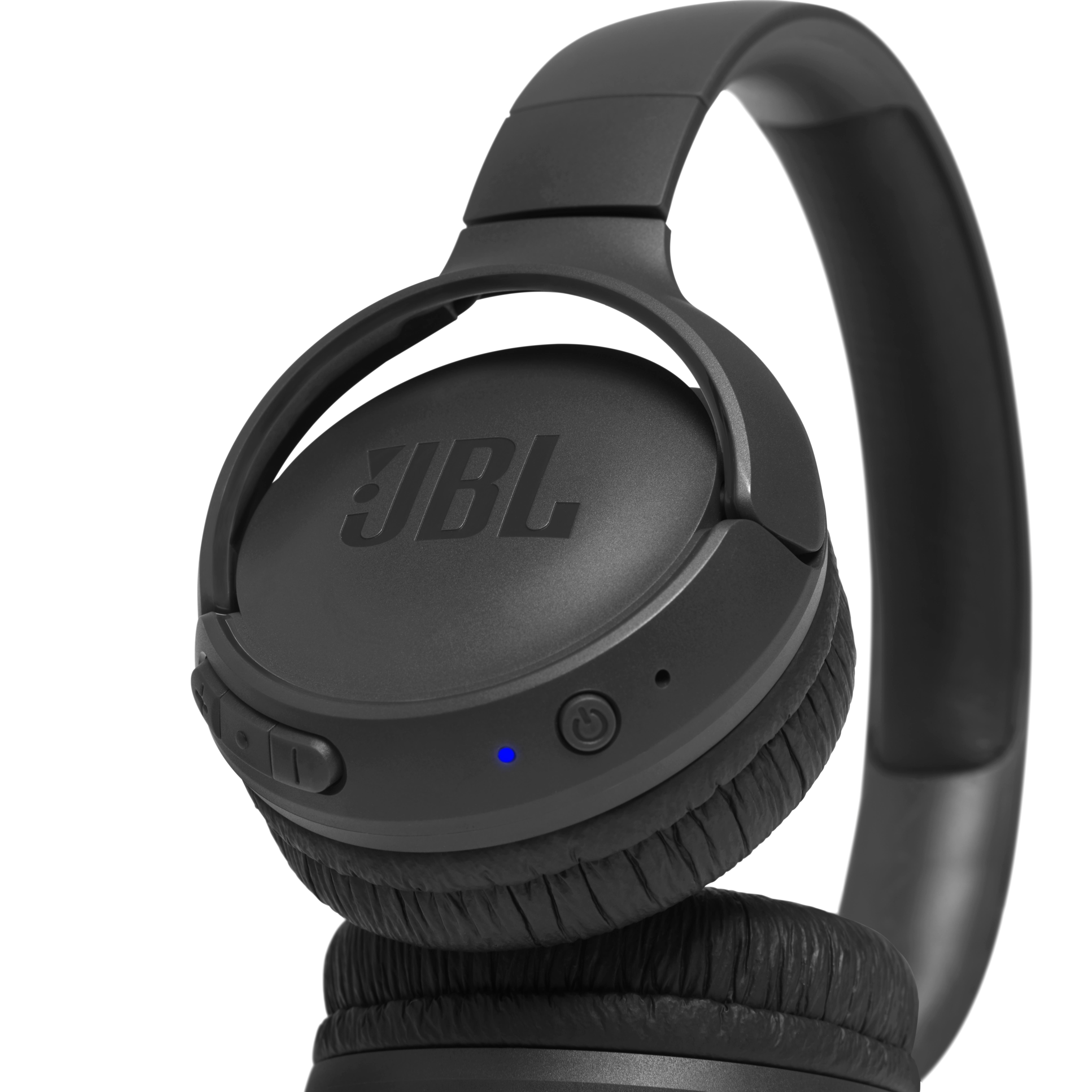 Schwarze JBL-Kopfhörer auf weißem Hintergrund. Die Kopfhörer sind On-Ear-Kopfhörer. Das JBL-Logo ist sichtbar.