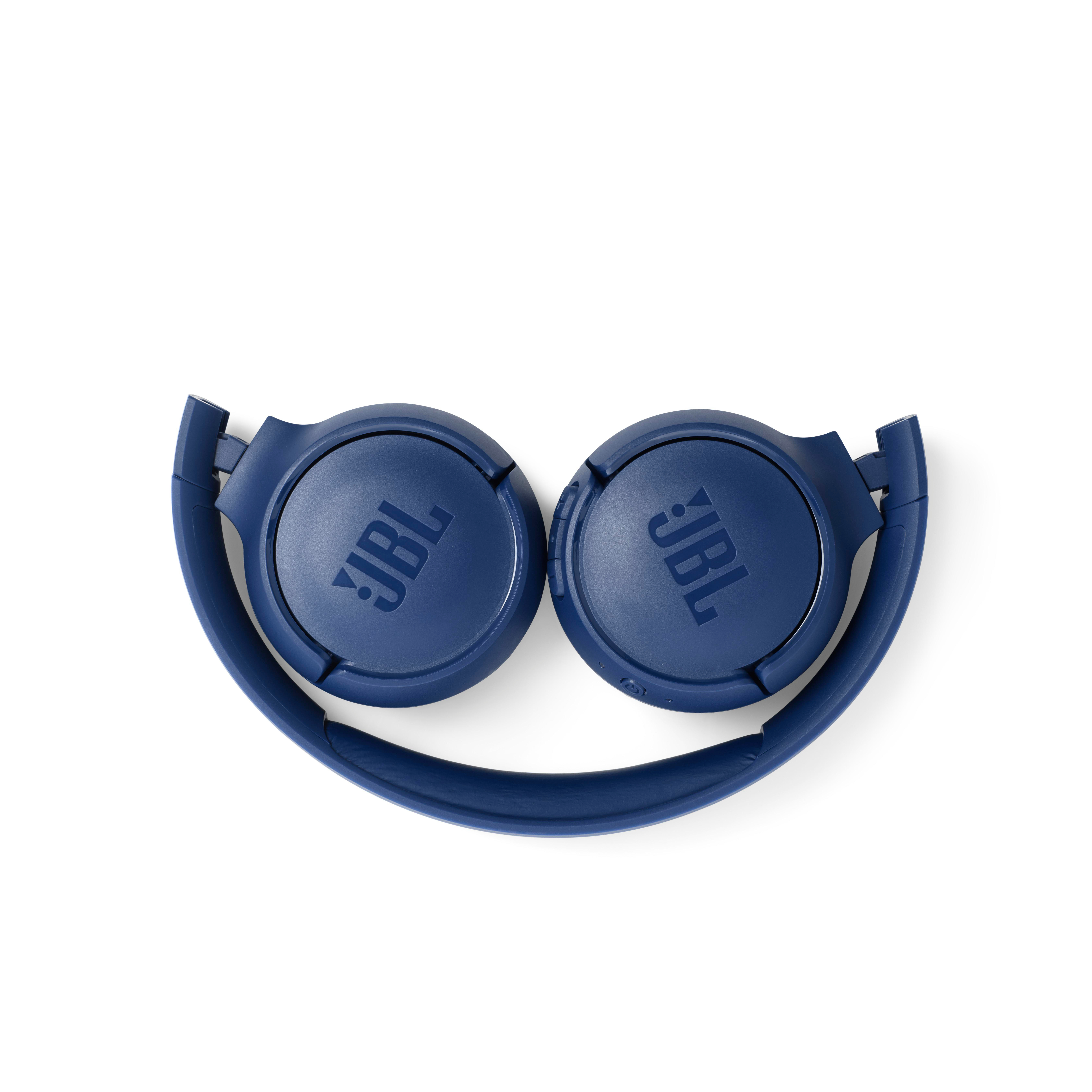 Blaue JBL-Kopfhörer gefaltet. Die Ohrmuscheln haben das JBL-Logo. Weißer Hintergrund.