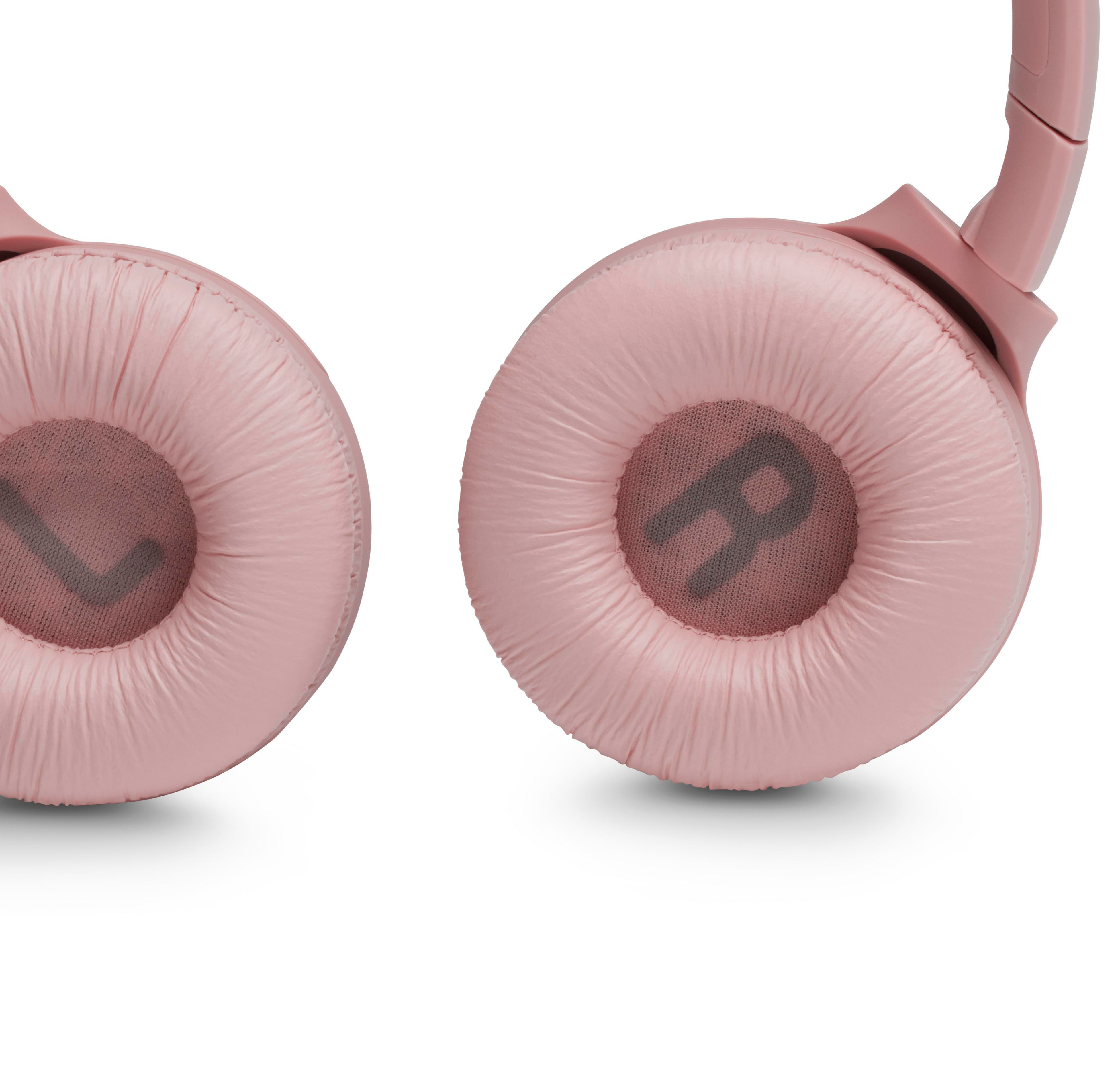 Nahaufnahme von rosa Kopfhörern, Ohrmuscheln mit 'L' und 'R'. Weißer Hintergrund.