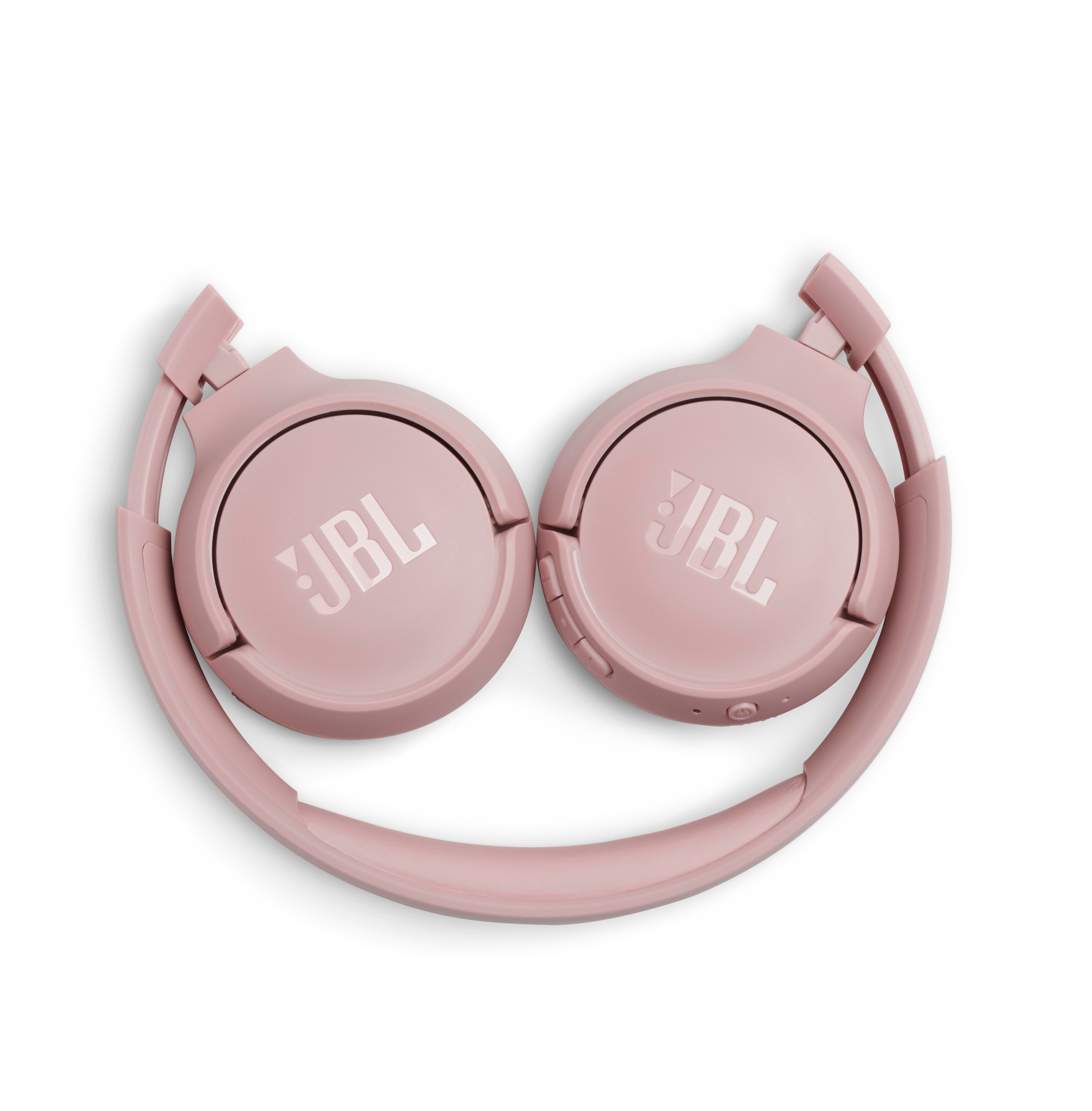 Rosa JBL-Kopfhörer, zusammengeklappt, auf weißem Hintergrund. Das JBL-Logo ist sichtbar.