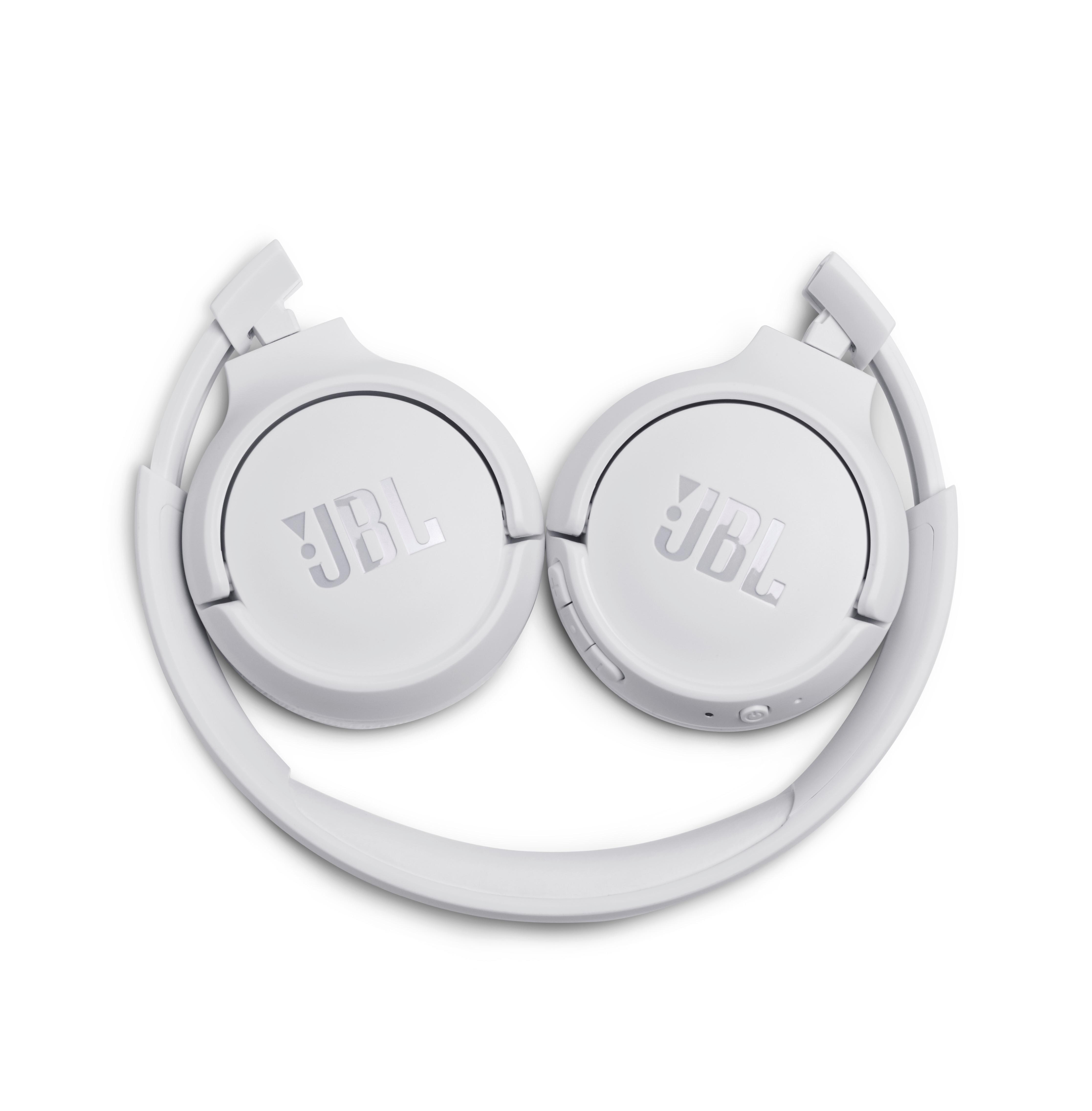 Weiße JBL-Kopfhörer, gefaltet. Auf den Ohrmuscheln ist das JBL-Logo zu sehen. Der Hintergrund ist weiß.