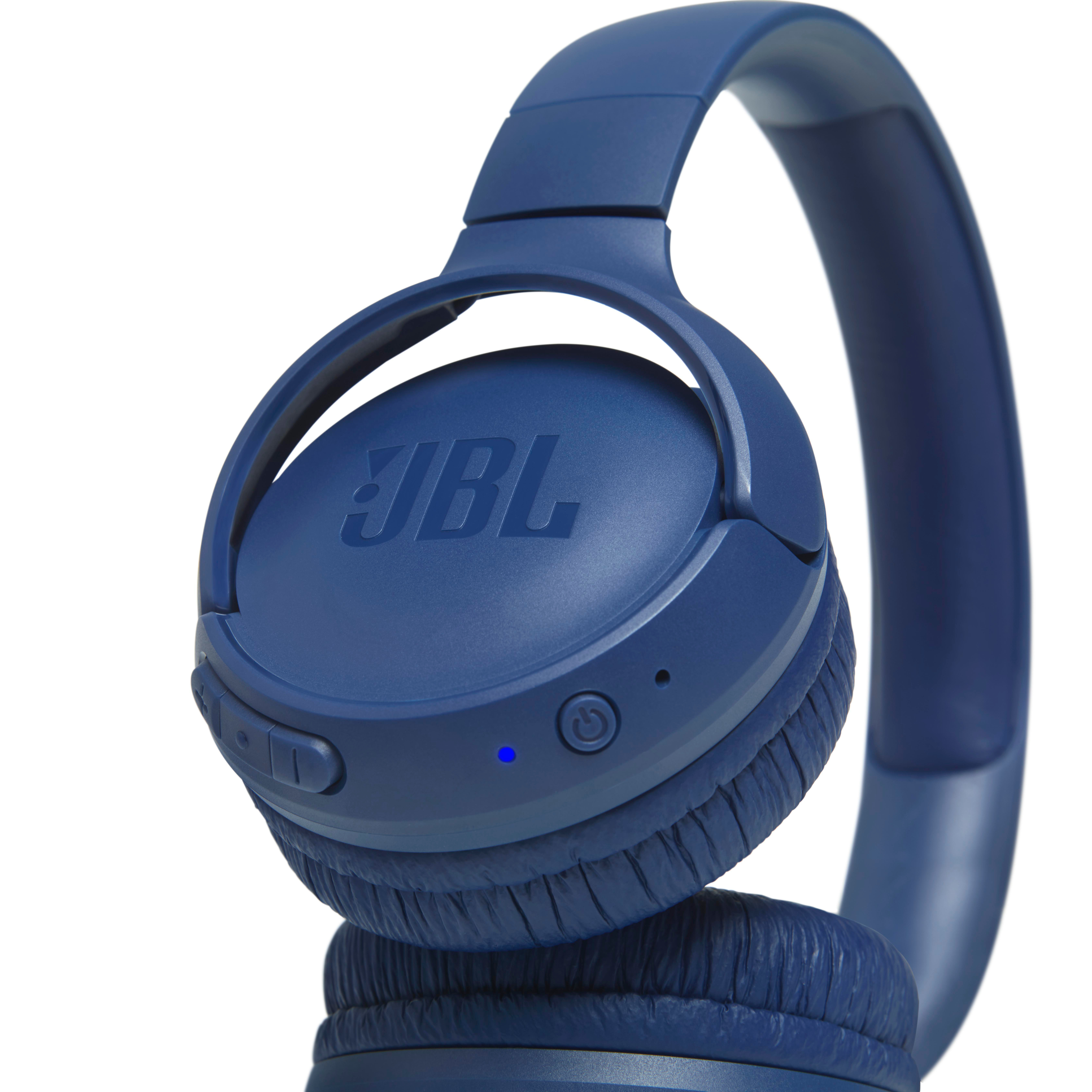 Blaue JBL-Kopfhörer auf weißem Hintergrund. Die Kopfhörer sind Over-Ear. Das JBL-Logo ist auf der Ohrmuschel sichtbar.