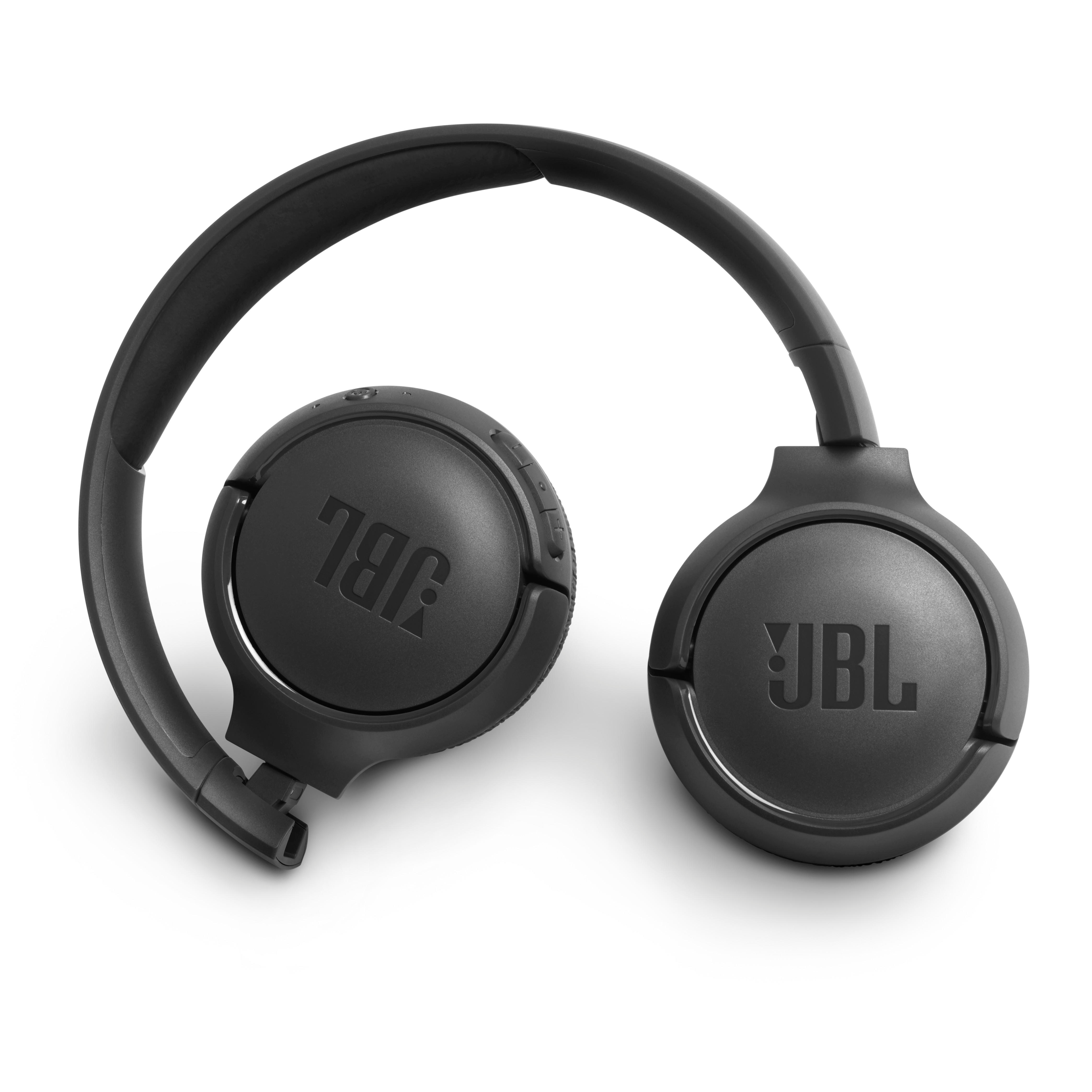 Schwarze JBL-Kopfhörer auf weißem Hintergrund. Die Kopfhörer sind zusammengeklappt.