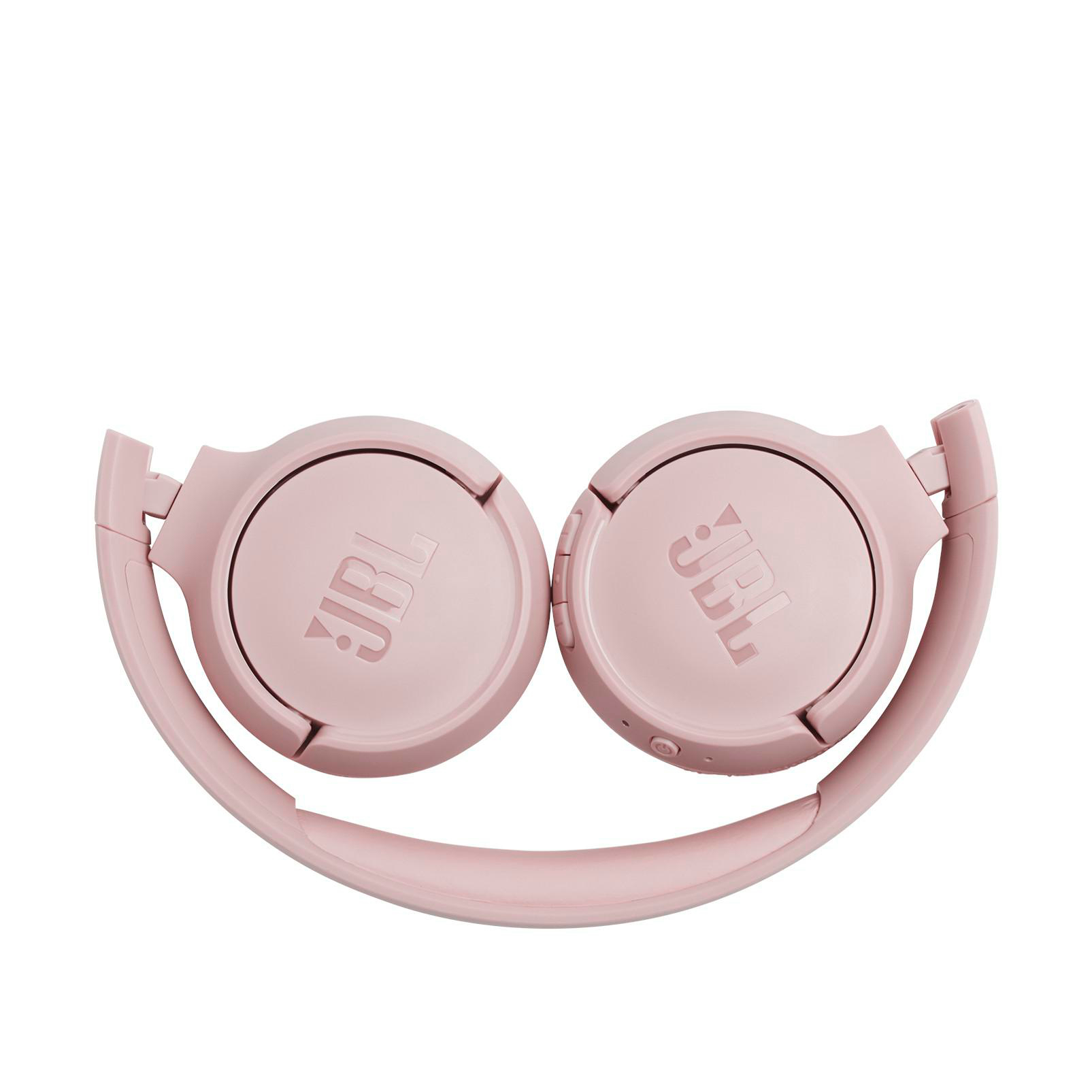 Rosa JBL-Kopfhörer sind zusammengeklappt. Sie haben das JBL-Logo auf jeder Ohrmuschel. Der Hintergrund ist weiß.