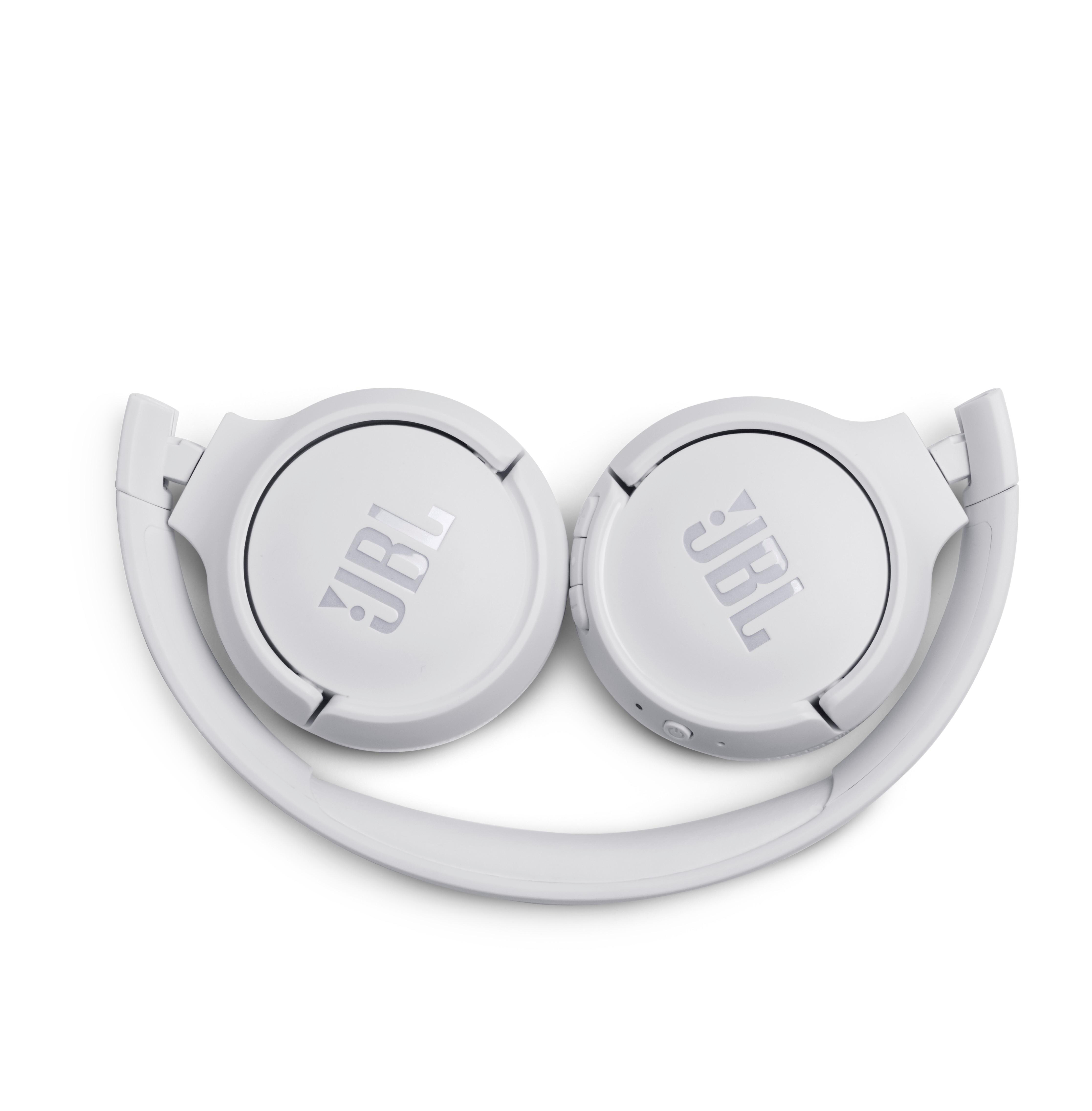Weiße JBL-Kopfhörer, zusammengeklappt, auf weißem Hintergrund. Das JBL-Logo ist sichtbar.