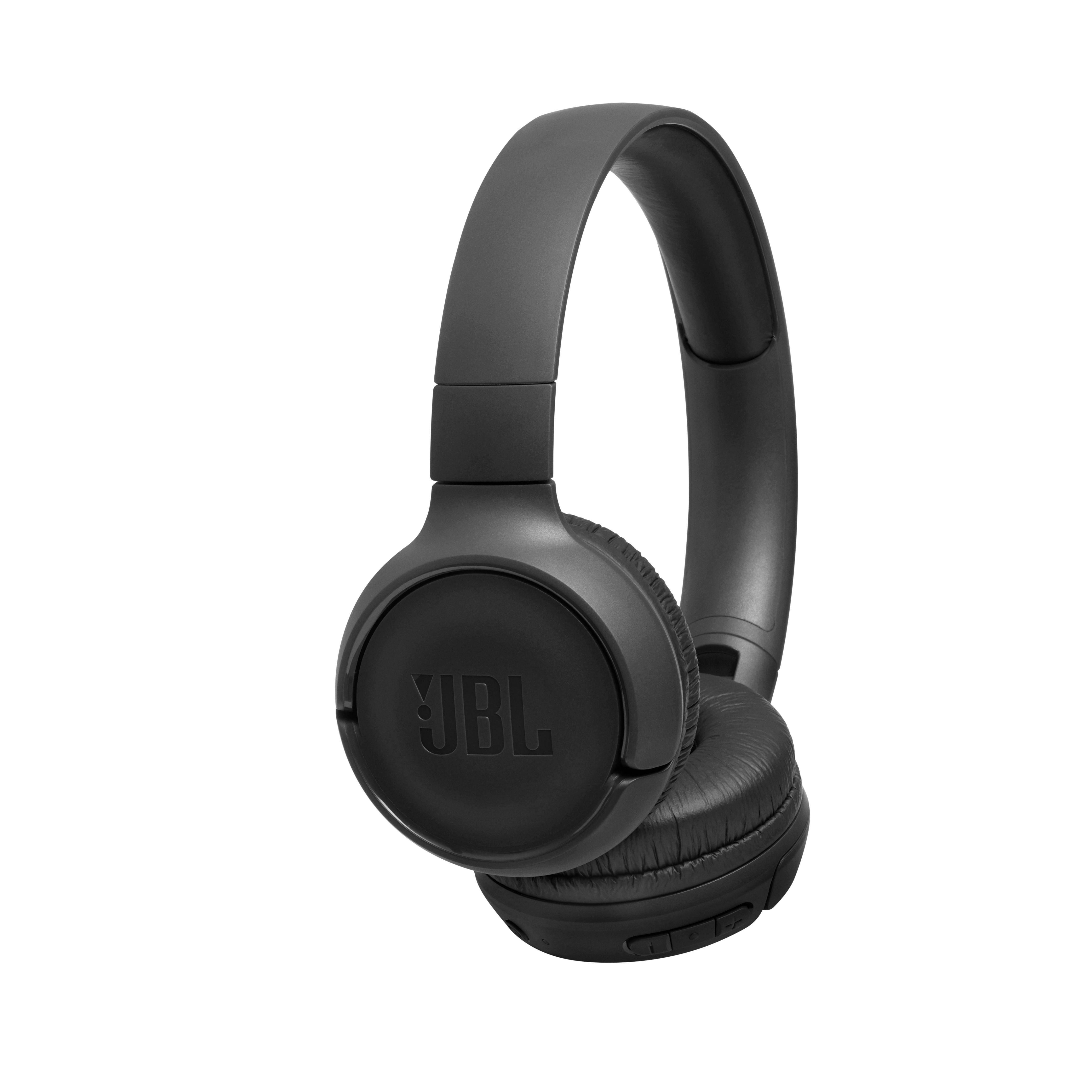 Schwarze JBL-Kopfhörer auf weißem Hintergrund. Sie haben eine gepolsterte Ohrmuschel und ein Band.