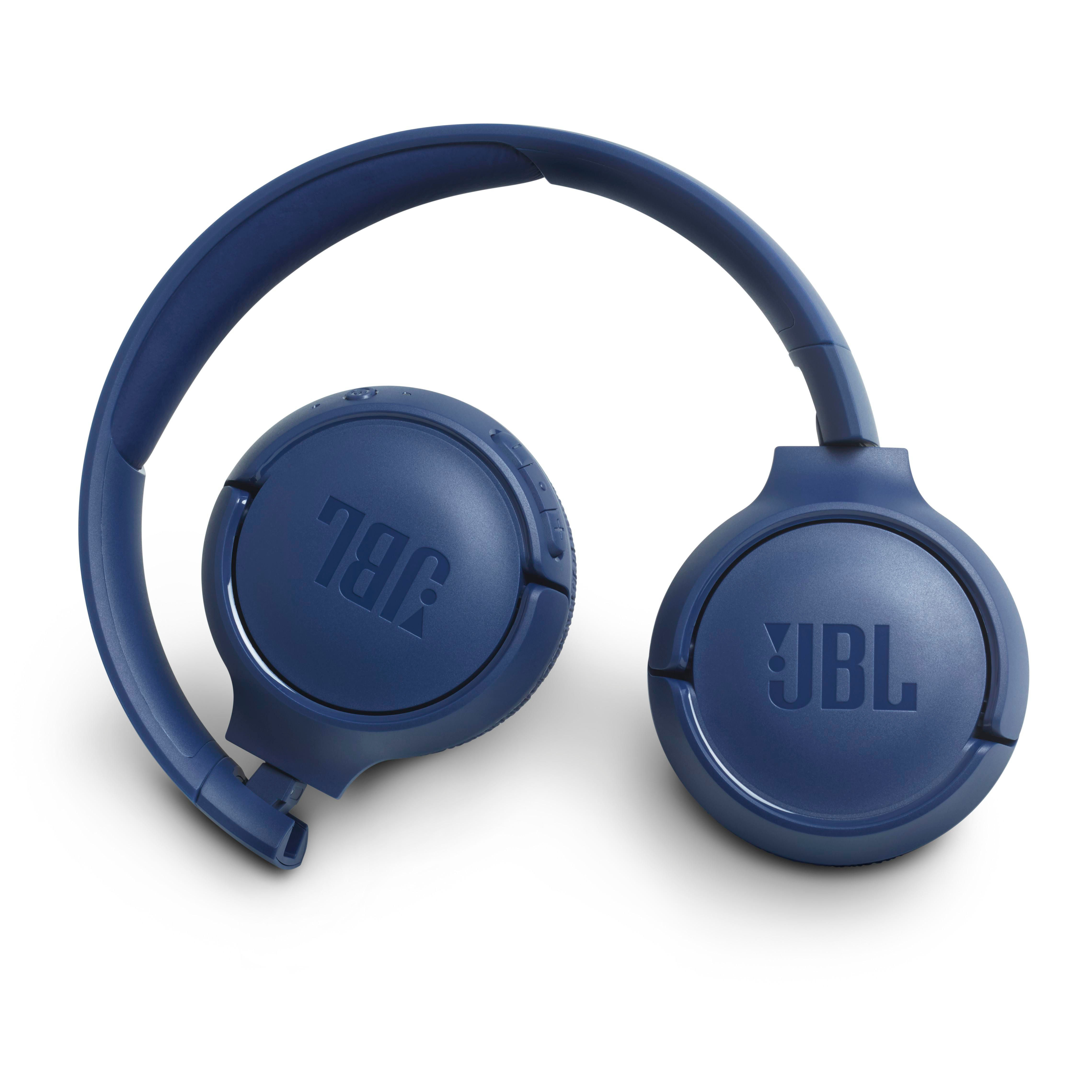 Blaue JBL-Kopfhörer auf weißem Hintergrund. Die Kopfhörer sind zusammengeklappt. Das JBL-Logo ist auf den Ohrmuscheln sichtbar.