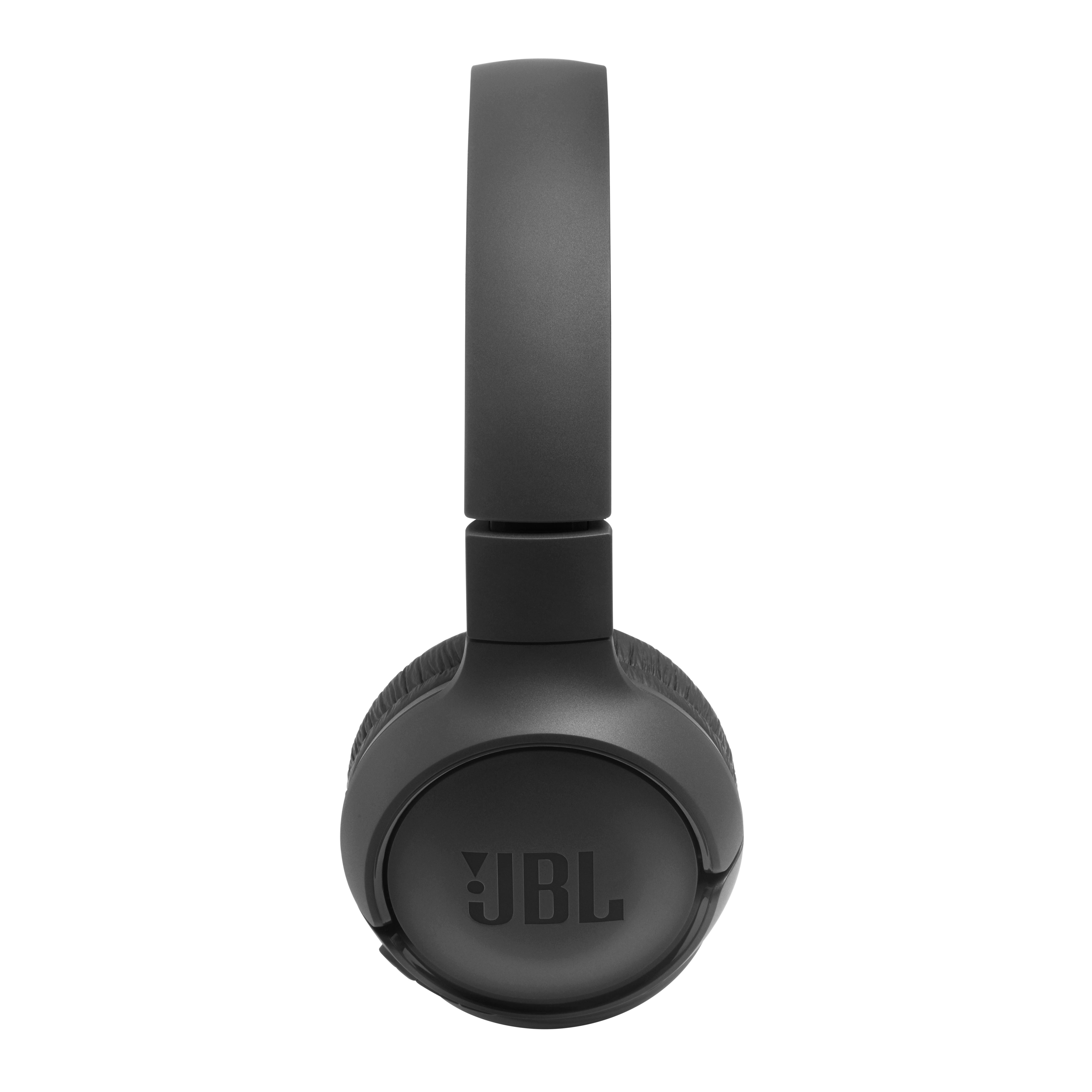 Schwarzer JBL-Kopfhörer. Der Kopfhörer ist zentriert und der Hintergrund ist schlicht weiß. Das JBL-Logo ist gut sichtbar.