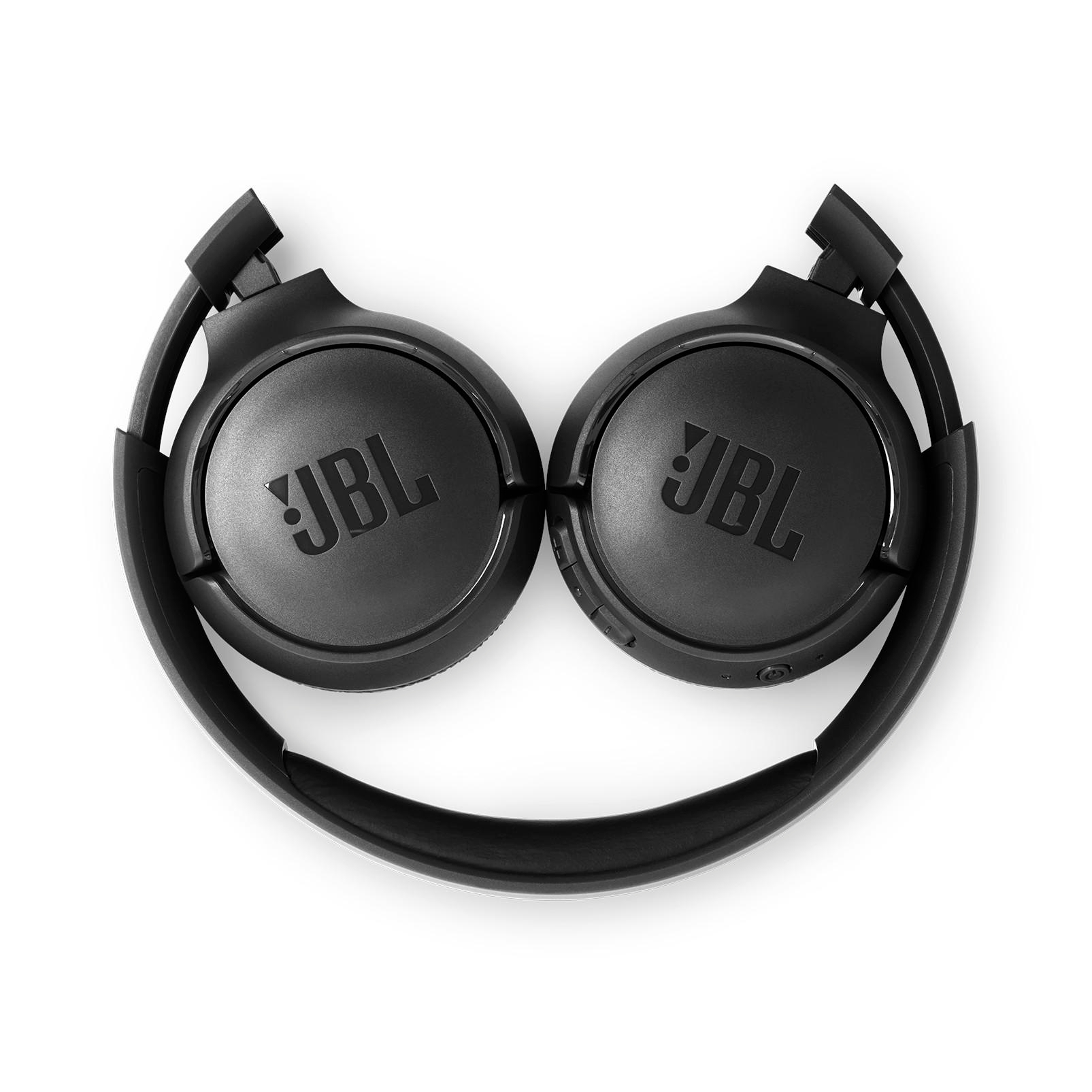 Schwarze JBL-Kopfhörer, gefaltet, mit dem Markenlogo auf jeder Ohrmuschel, auf weißem Hintergrund.