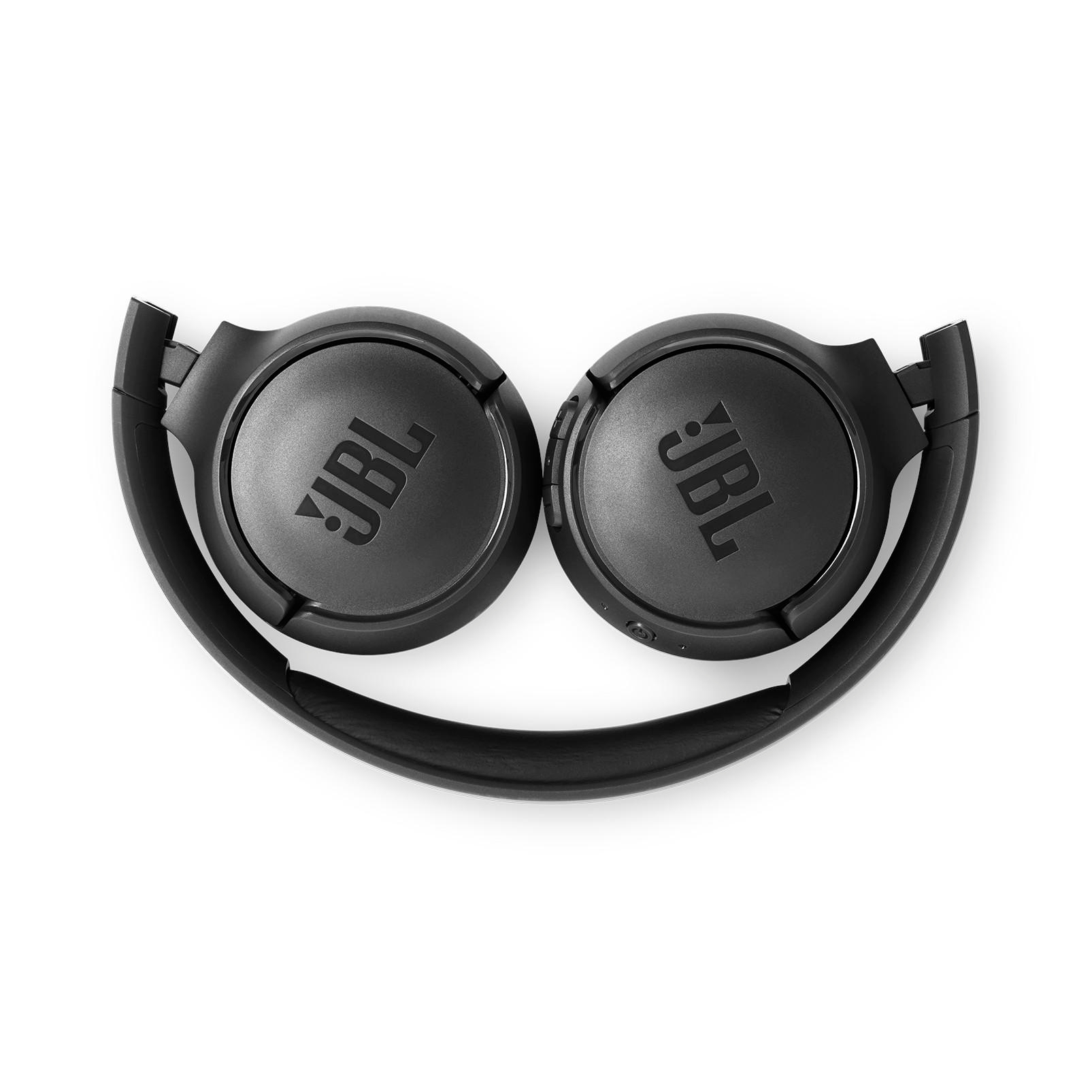 Schwarzer JBL-Kopfhörer, gefaltet, auf weißem Hintergrund. Das JBL-Logo ist auf beiden Ohrmuscheln sichtbar.