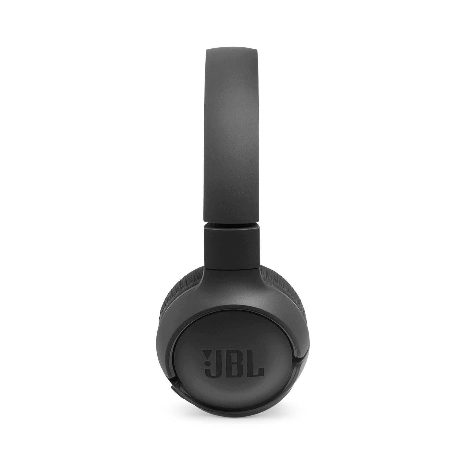 Schwarzer JBL-Kopfhörer auf weißem Hintergrund zentriert. Das Logo ist auf der Ohrmuschel sichtbar.