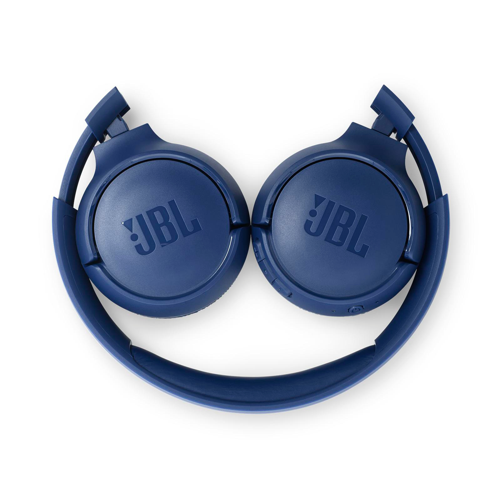 Blaue JBL-Kopfhörer auf Weiß, so angeordnet, dass sie ein Lächeln ergeben. Das JBL-Logo ist sichtbar.