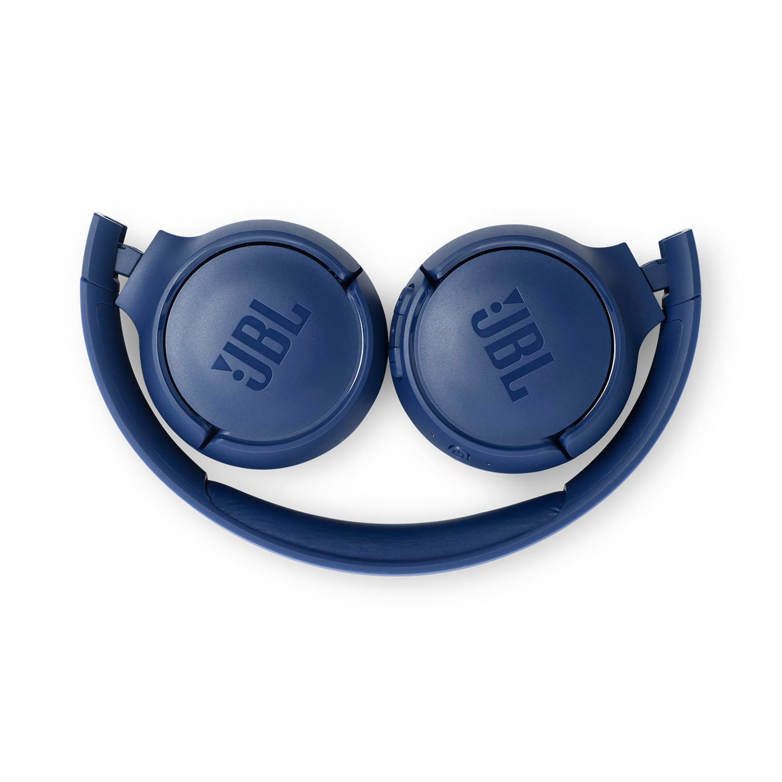 Blaue JBL-Kopfhörer. Zwei Ohrmuscheln sind durch einen Bogen verbunden. Auf jeder Ohrmuschel ist das JBL-Logo zu sehen. Weißer Hintergrund.