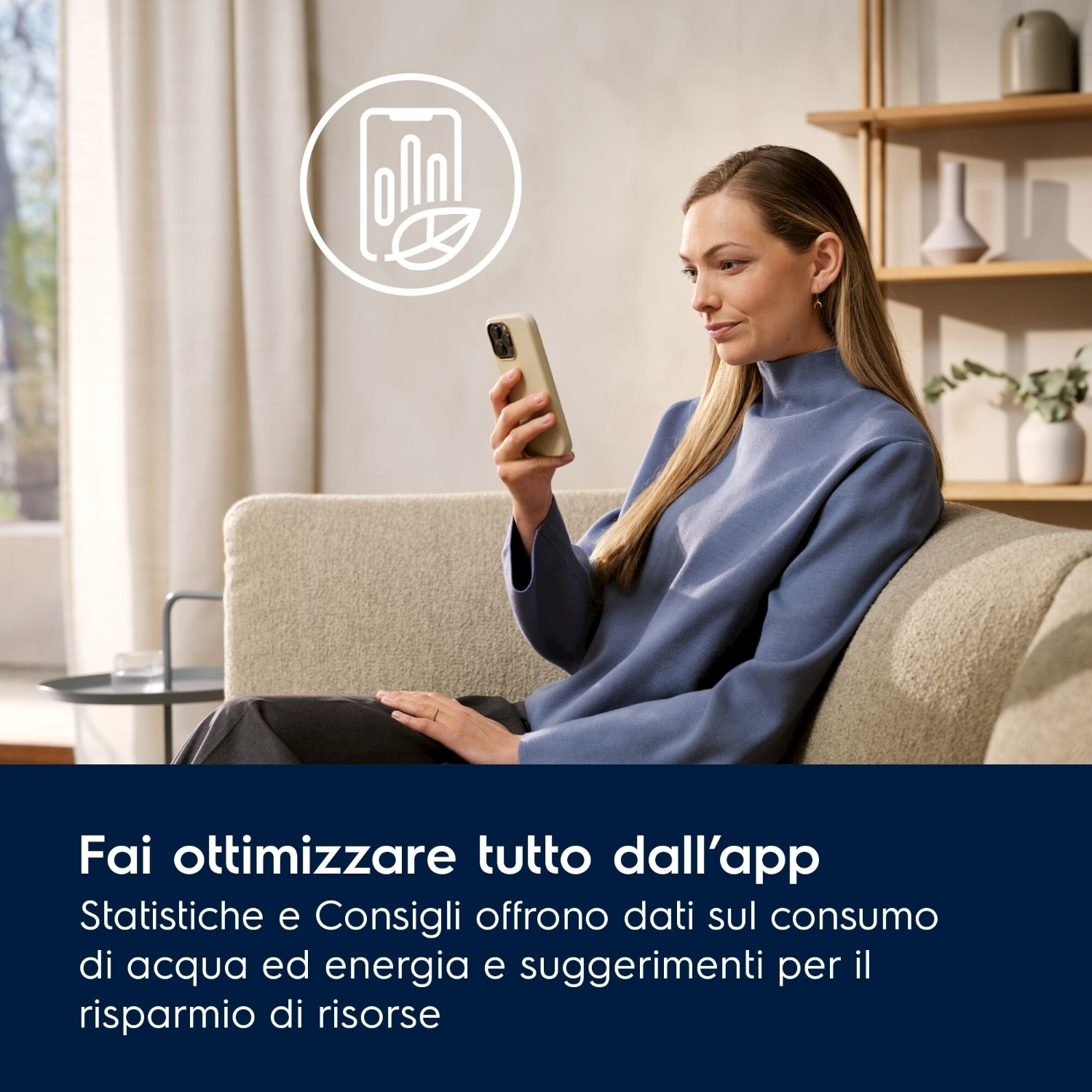 Donna sul divano usa il telefono. Icona sopra mostra telefono con foglia. Testo parla di risparmio energetico e idrico.