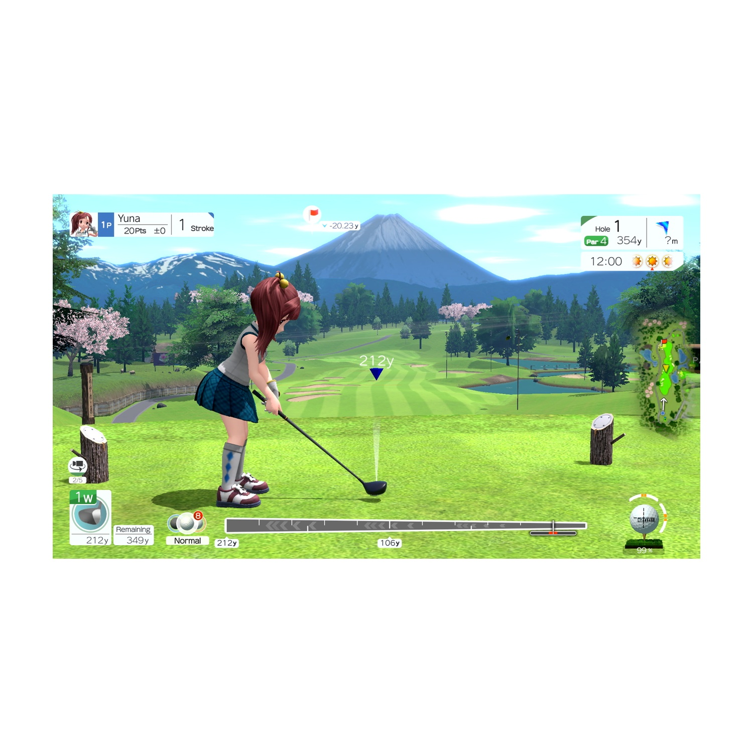 Una golfista sta per colpire la palla su un campo da golf. Lo sfondo presenta alberi, una montagna e cielo blu.