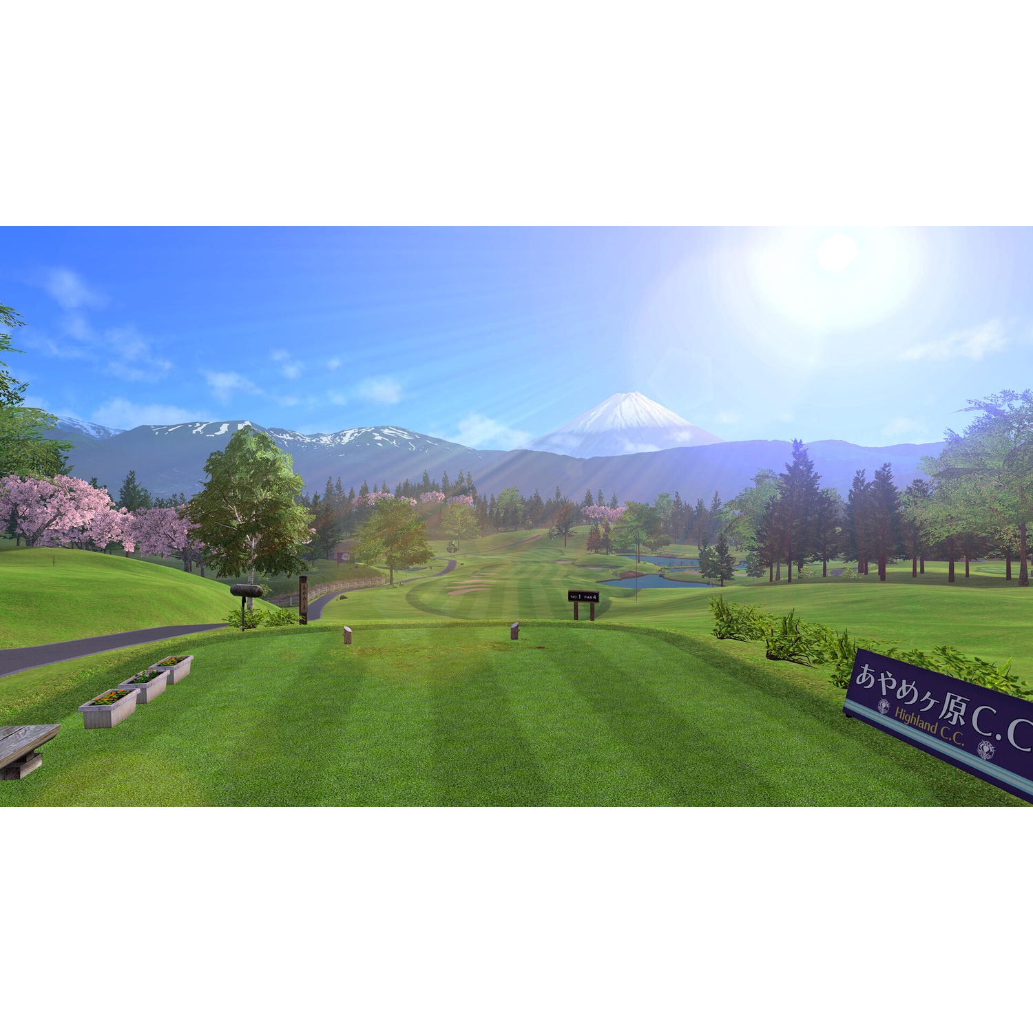 Scena di campo da golf con montagna sullo sfondo, cielo blu, alberi e cartello in primo piano.