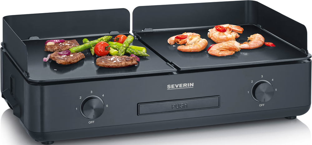 Ein schwarzer Elektrogrill mit gekochten Garnelen, Steak, Tomaten und Spargel. Knöpfe vorne, Markenname ist Severin.