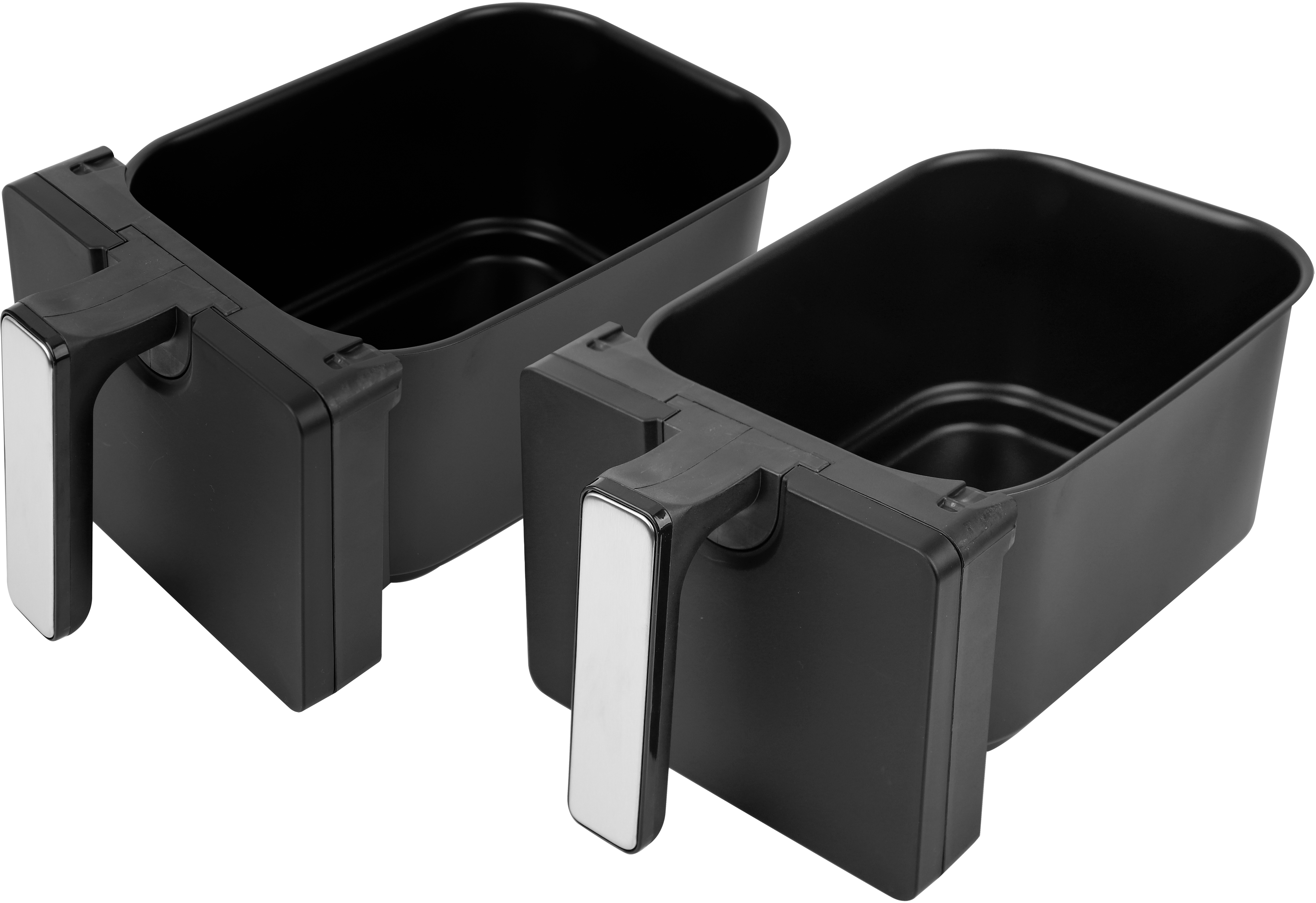 Zwei schwarze Airfryer-Körbe nebeneinander, mit silbernen Griffen links. Weißer Hintergrund.