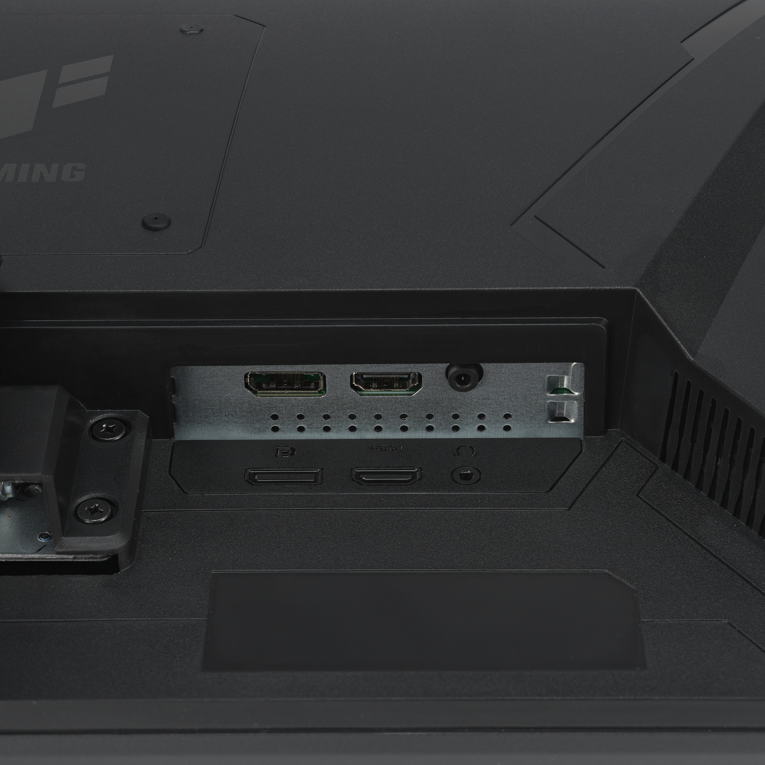 Gros plan sur le panneau arrière d'un moniteur noir. Les ports visibles incluent HDMI, DisplayPort et prises audio. Le moniteur porte le logo 'MING'.