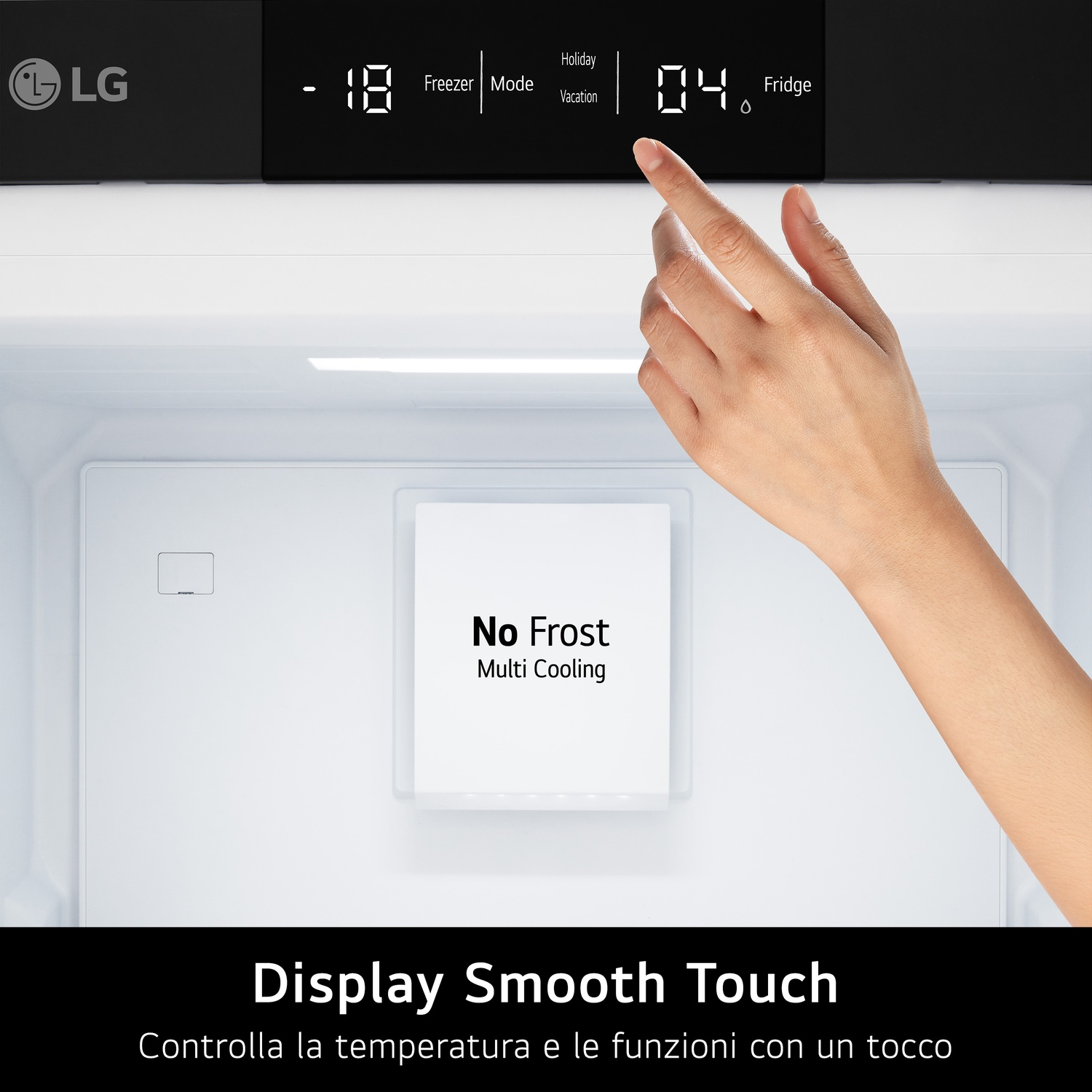 Una mano tocca il display del frigorifero che mostra 04 gradi. L'interno del frigorifero è bianco.