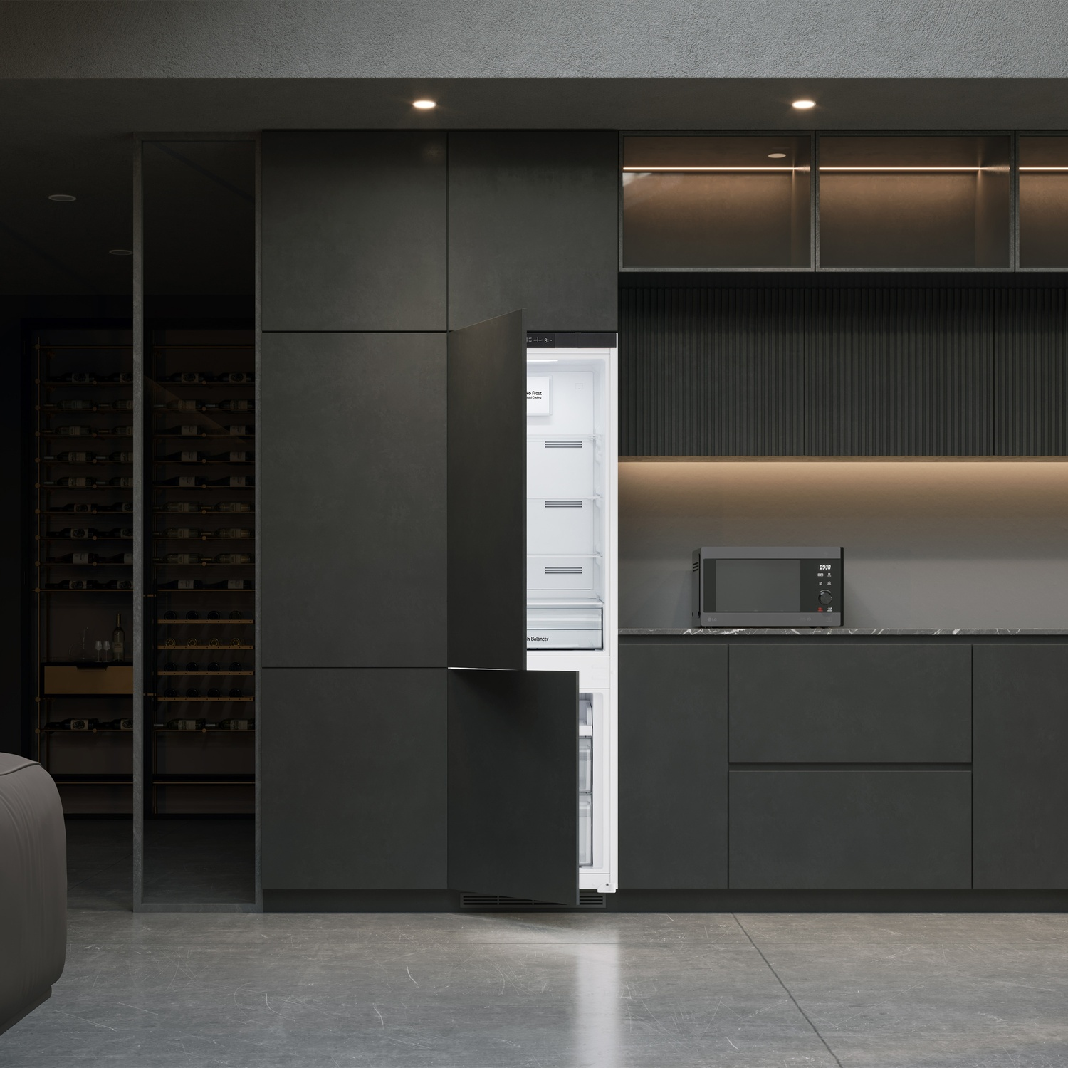 Cucina moderna con mobili grigio scuro. Porta del frigorifero aperta. Forno a microonde e cantina visibili.