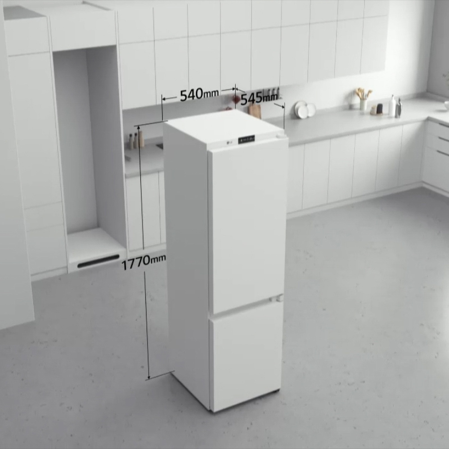 Un frigorifero bianco con dimensioni etichettate. È in una cucina bianca con mobili e un piano di lavoro. Sono indicate le misure.