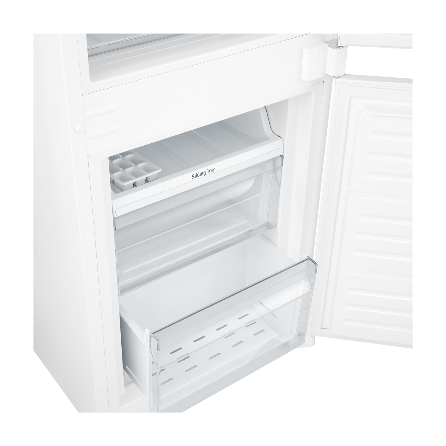 Un frigorifero bianco con la porta aperta, che mostra cassetti e un vassoio scorrevole con una vaschetta per cubetti di ghiaccio. L'interno è pulito e bianco.