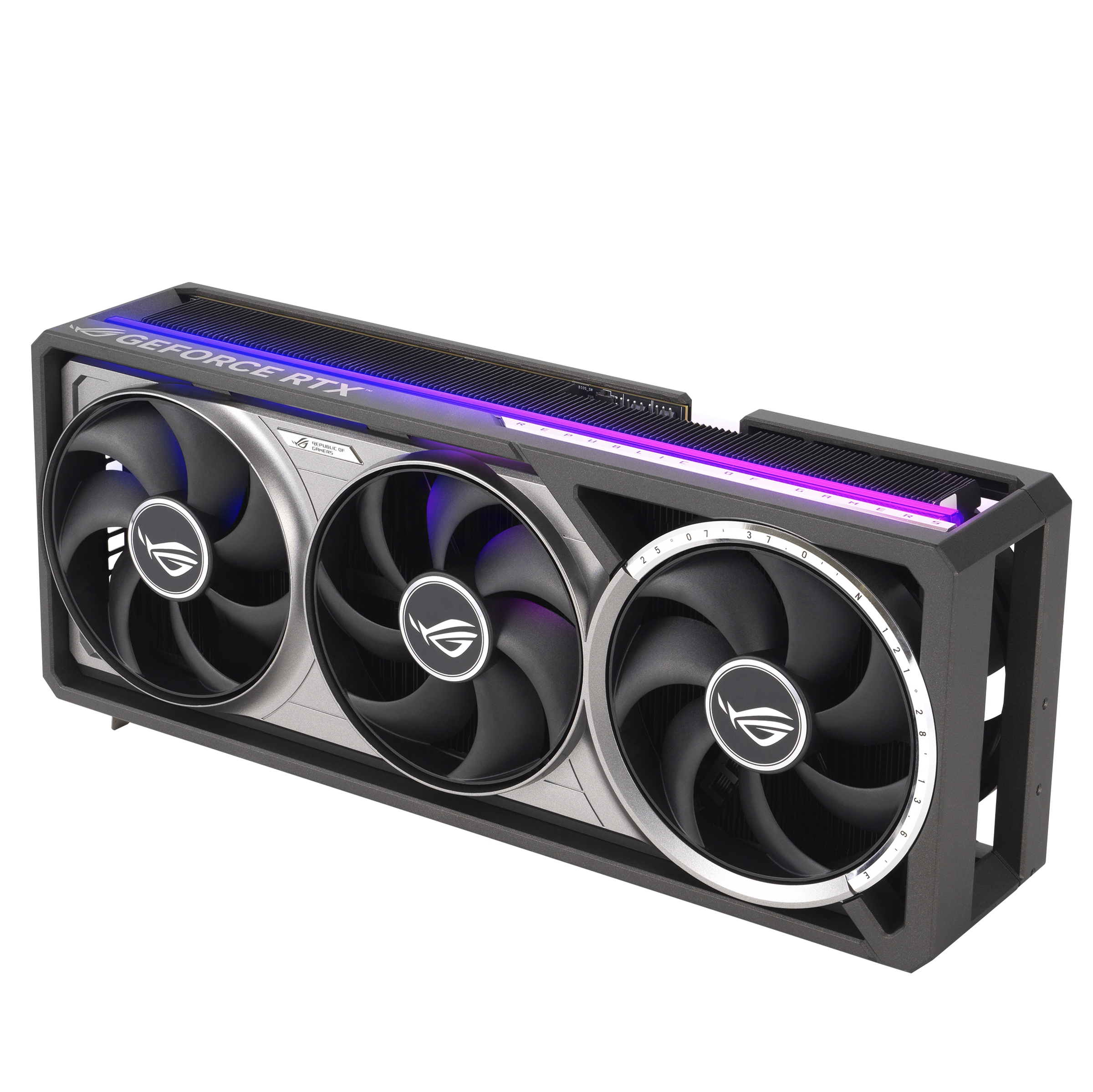 Eine Grafikkarte mit drei schwarzen Lüftern, silbernen Akzenten und dem Markennamen 'GEFORCE RTX'.