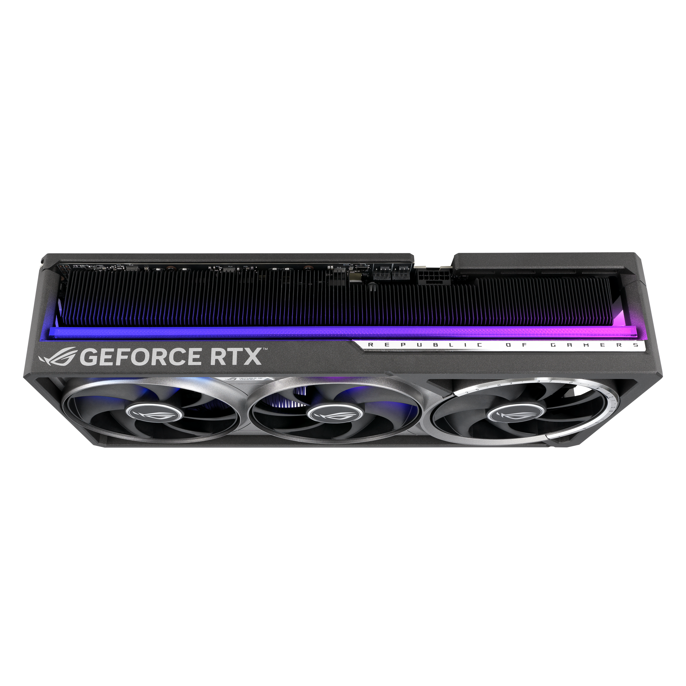 Eine Grafikkarte mit drei Lüftern, schwarz-grauem Design und RGB-Beleuchtung. Die Marke ist GeForce RTX.