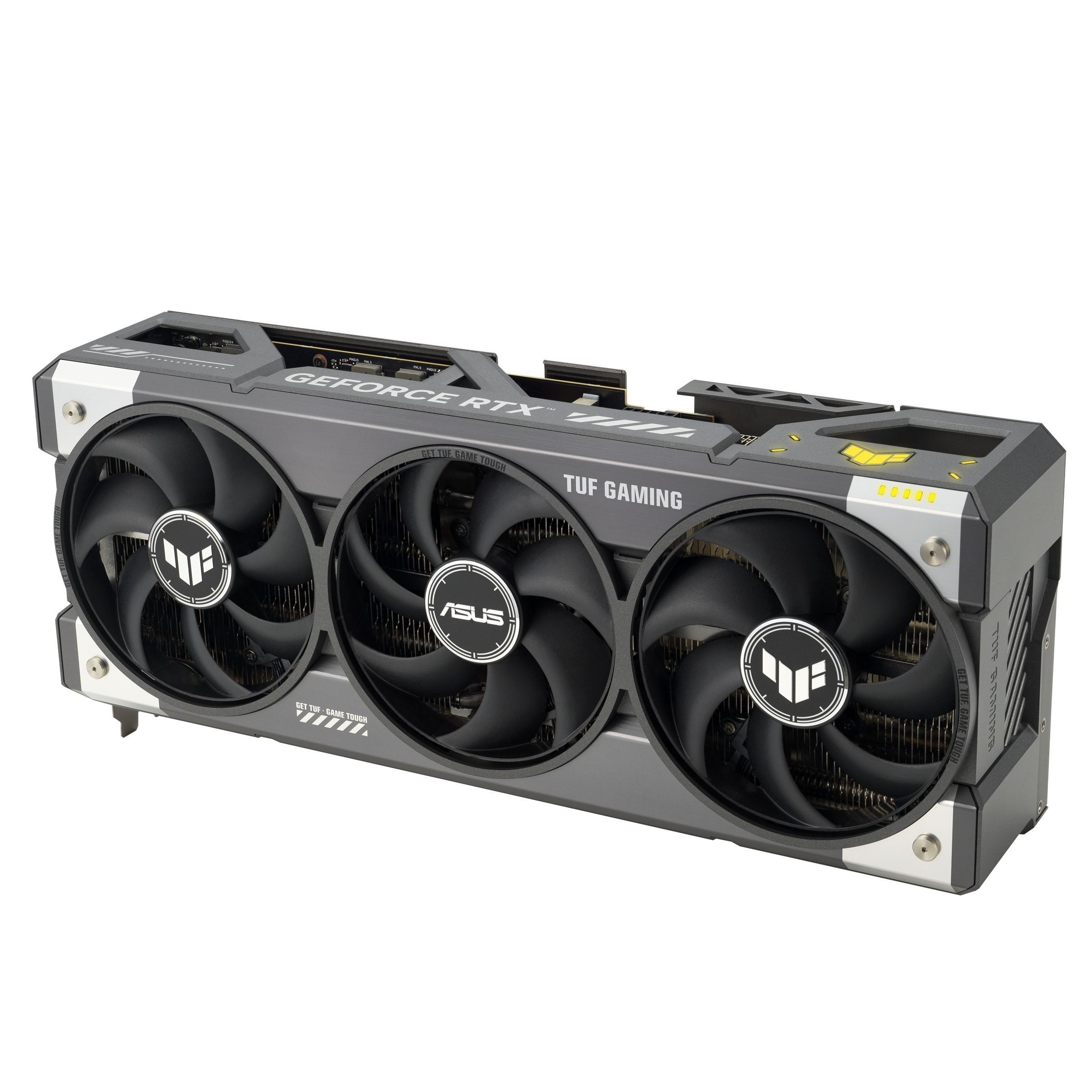 Eine schwarz-graue ASUS TUF GAMING Grafikkarte mit drei Lüftern wird auf einer weißen Oberfläche angezeigt.