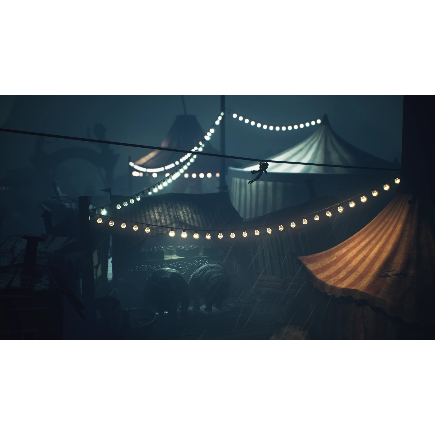 Una scena notturna piovosa con tendoni da circo e luci a stringa. Una figura su un filo. Atmosfera oscura, malinconica e misteriosa.