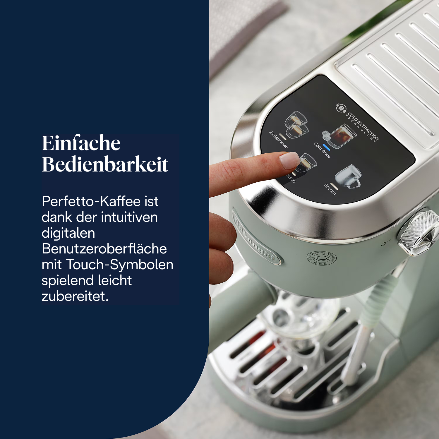 Der Finger einer Frau drückt auf eine Taste einer Espressomaschine. Die Maschine ist grün und silber, mit Text auf Deutsch.