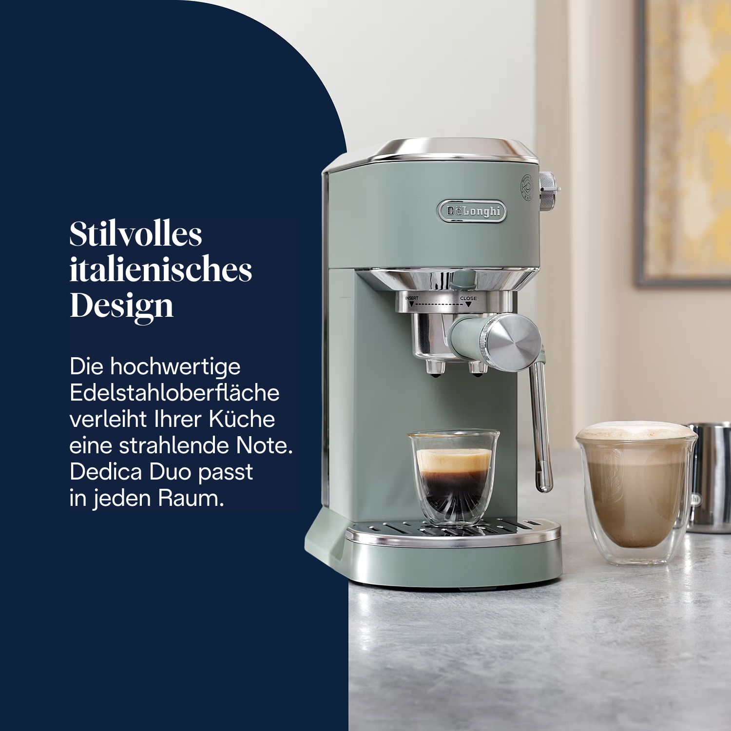 Eine grüne De'Longhi Espressomaschine steht auf einer Theke, mit zwei Kaffeegläsern. Eines hat Espresso, das andere Latte. Text im Hintergrund.