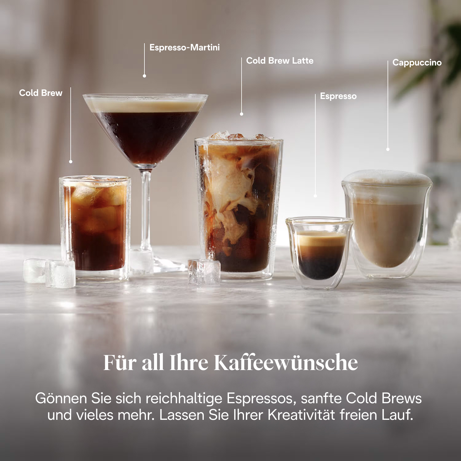 Das Bild zeigt verschiedene Kaffeegetränke: Cold Brew, Espresso Martini, Cold Brew Latte, Espresso und Cappuccino. Alle sind in transparenten Gläsern auf Marmor.