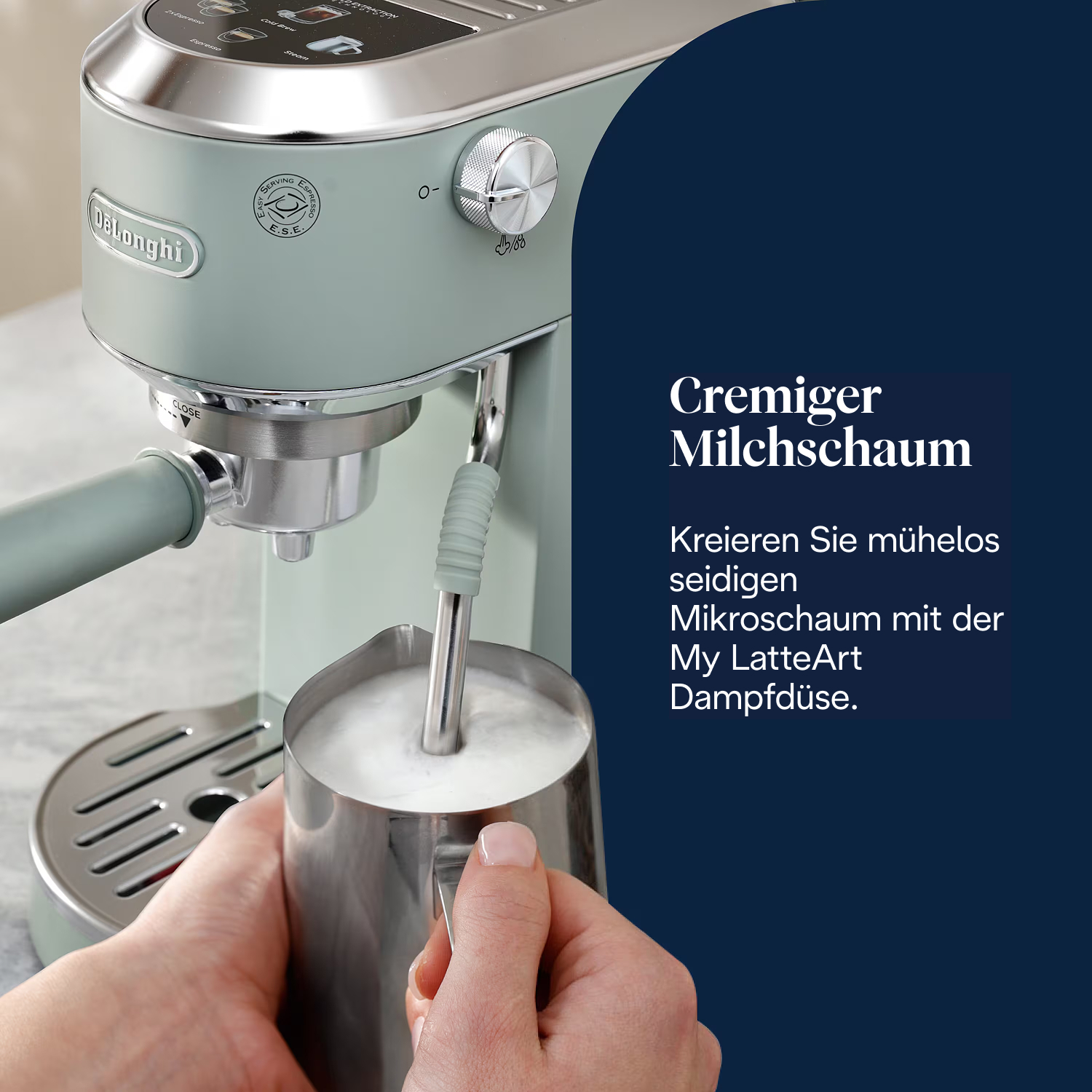 Eine Person schäumt Milch mit einer Delonghi Espressomaschine auf. Die Maschine ist mintgrün. Text: 'Cremiger Milchschaum'.