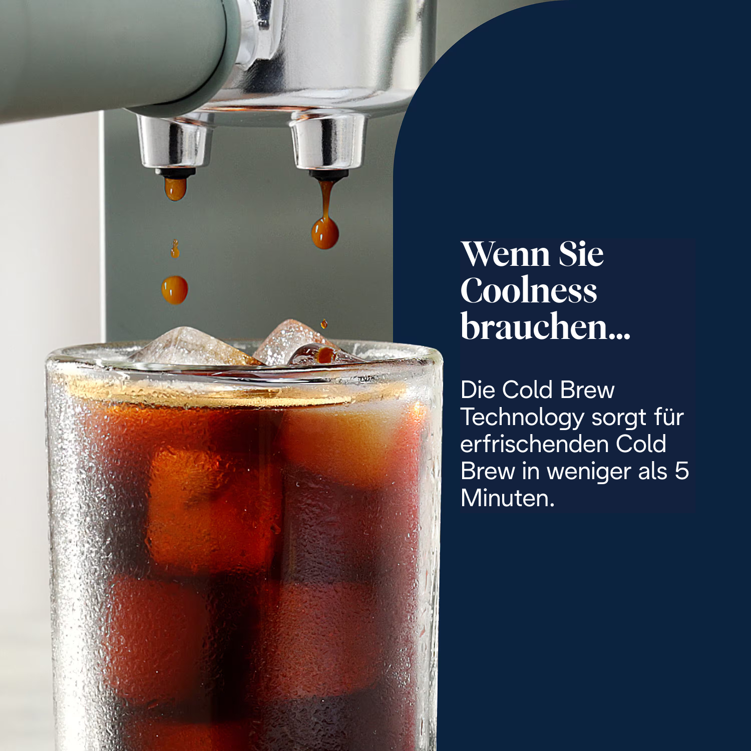 Kaffee tropft in ein Glas Eis. Das Glas ist in der Nähe einer Espressomaschine. Text: Cold Brew in weniger als 5 Minuten.