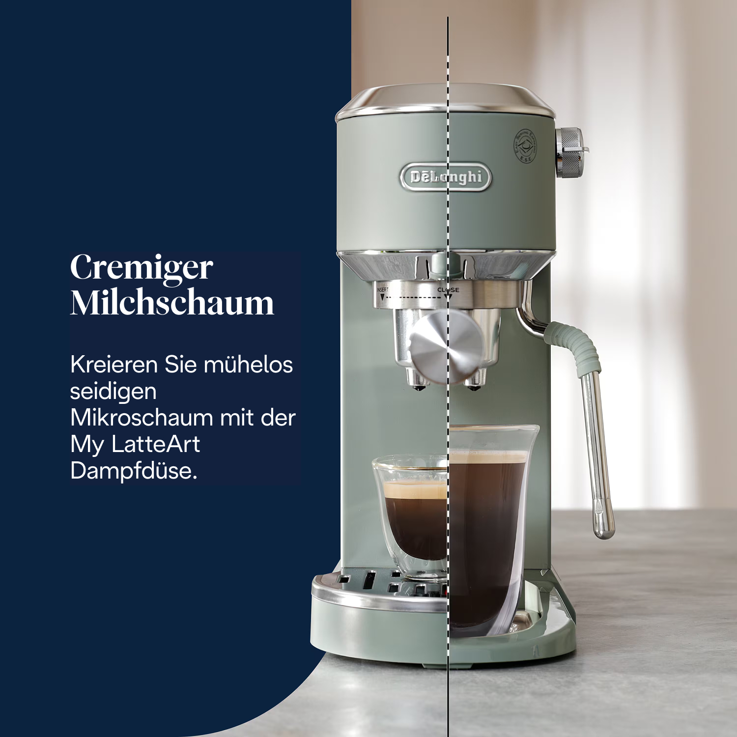 Eine salbeigrüne Delonghi-Espressomaschine mit einem Glas Kaffee. Text: cremiger Milchschaum. Erstellen Sie seidigen Mikroschaum mit der My LatteArt-Dampflanze.