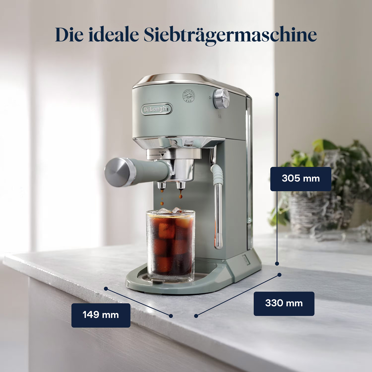 Minzfarbene Espressomaschine mit Glas Eiskaffee und Maßangaben. Text oben: Die ideale Siebträgermaschine.