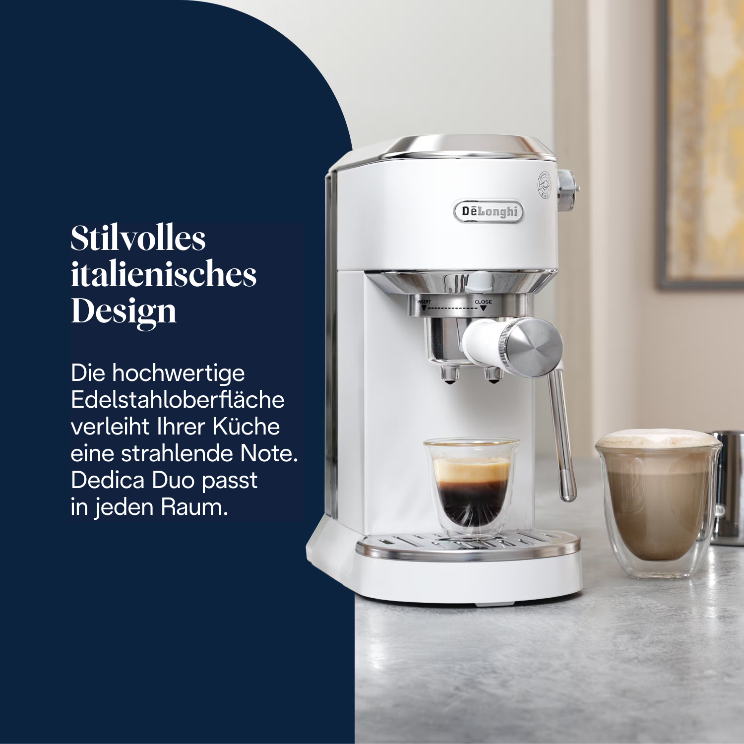 Eine weiße De'Longhi Espressomaschine mit zwei Glasbechern Kaffee. Eine Tasse hat Espresso, die andere Latte. Der Hintergrund ist unscharf.