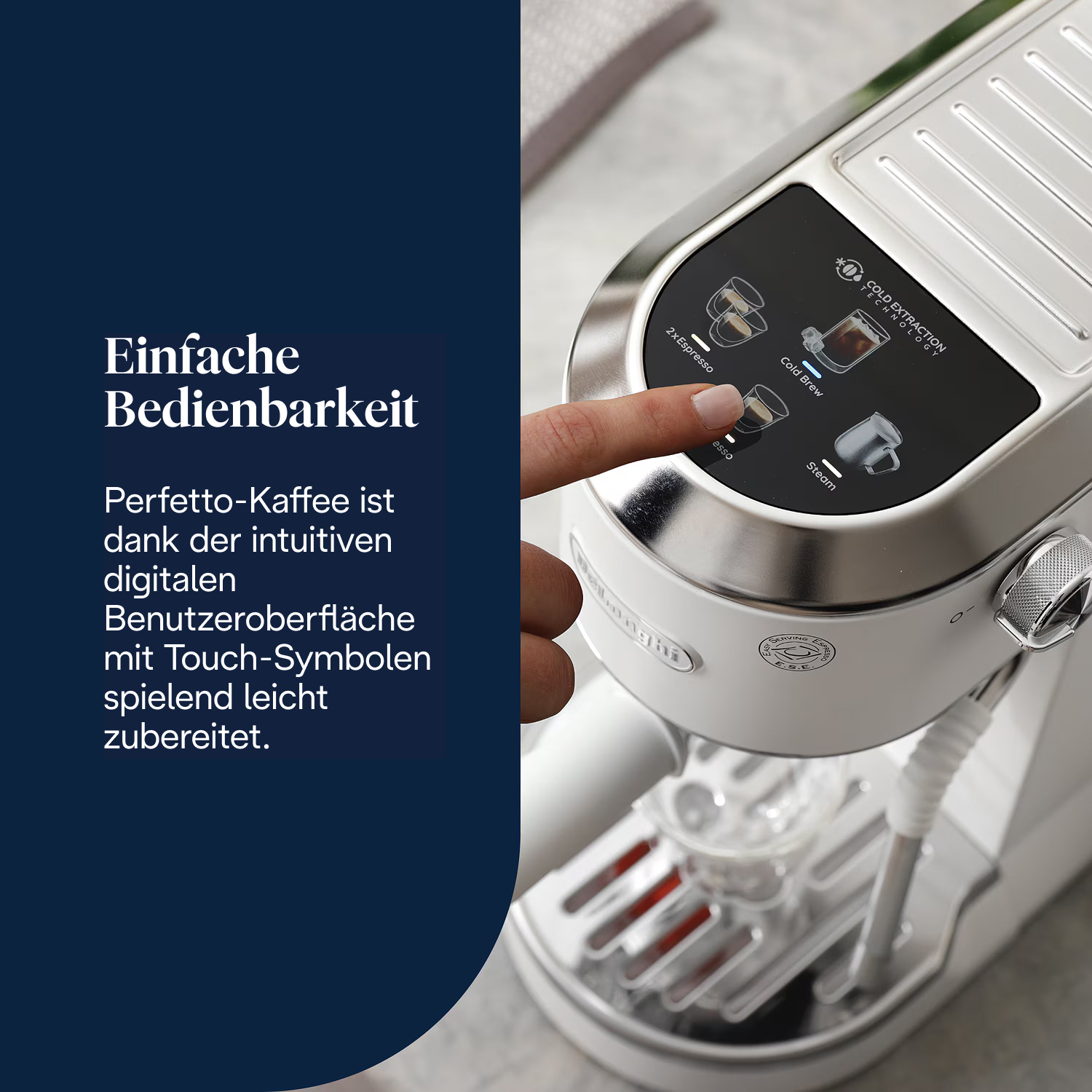 Eine Hand drückt eine Taste auf einer weißen Espressomaschine. Die Taste ist für Cold-Brew-Kaffee. Text beschreibt einfache Bedienung.