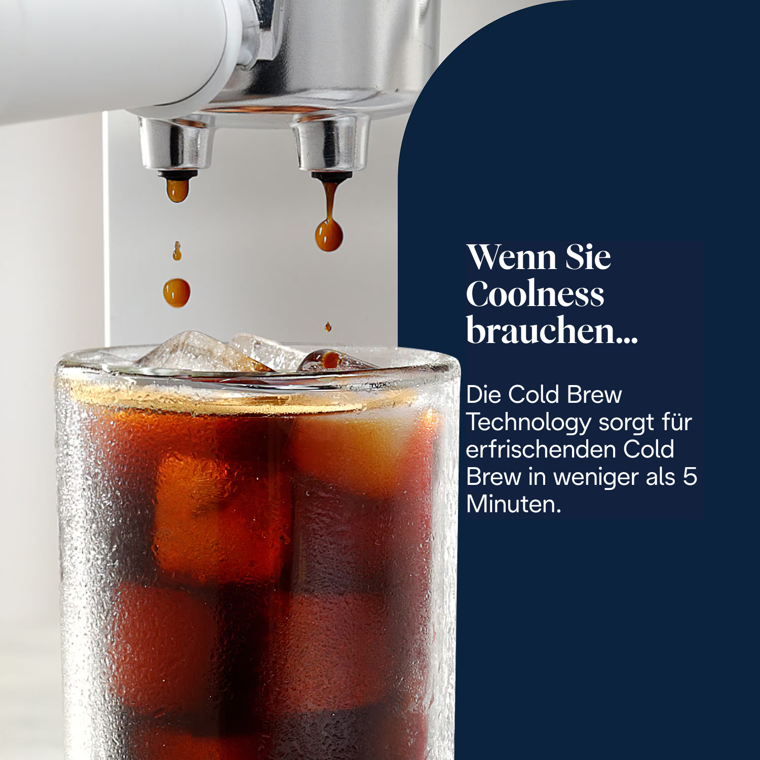 Kaffee tropft in ein Glas Eiswürfel. Eine Maschine brüht das Getränk. Text: 'Cold Brew in weniger als 5 Minuten'.