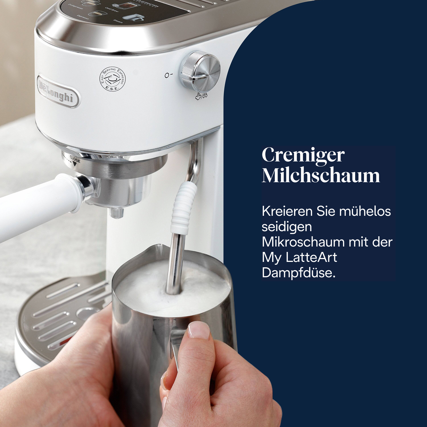 Eine weiße DeLonghi Espressomaschine schäumt Milch in einem Metallkrug auf. Text wirbt für cremigen Milchschaum.